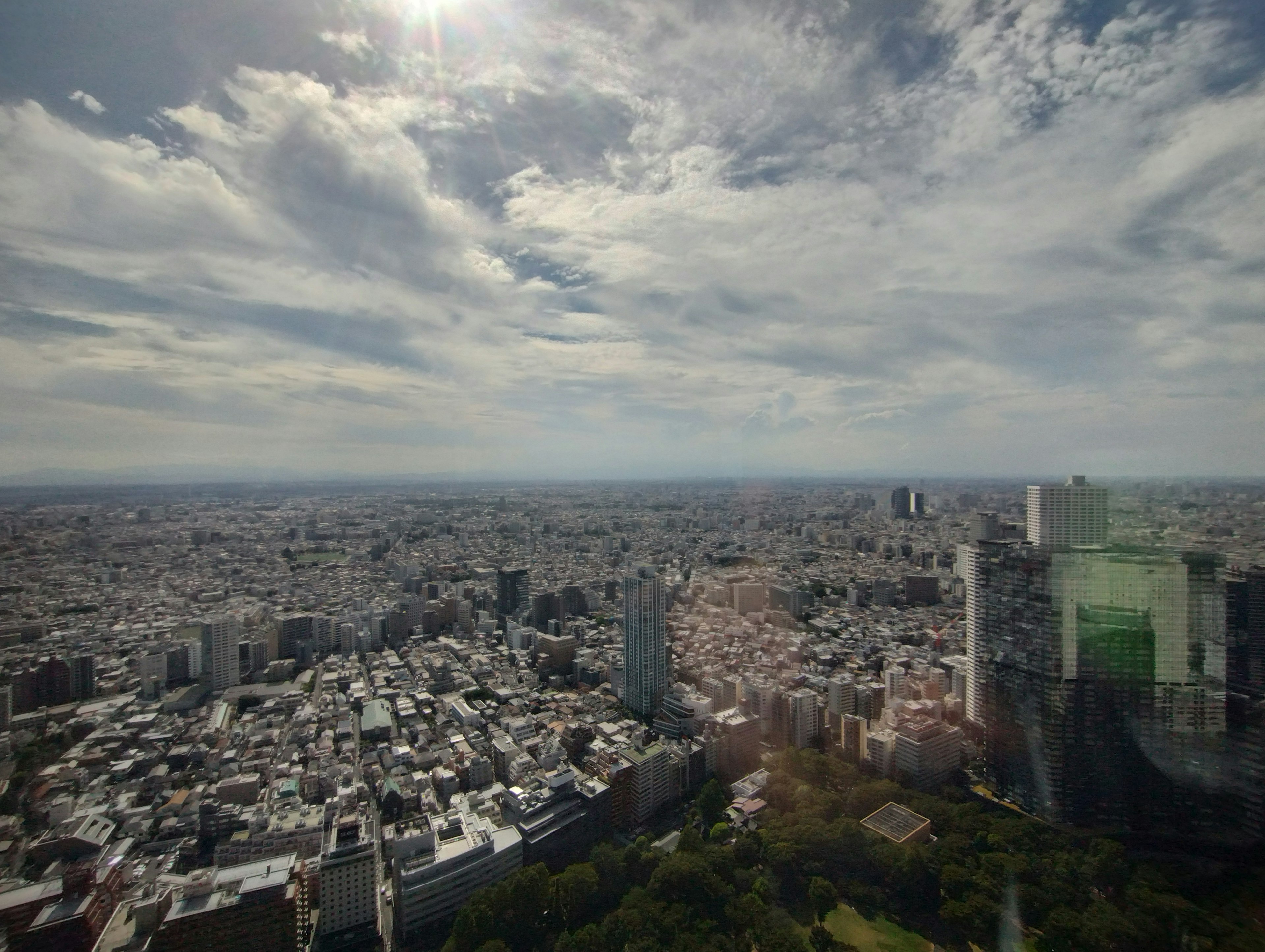 Panoramablick auf eine weite Stadtsilhouette mit blauem Himmel und Wolken