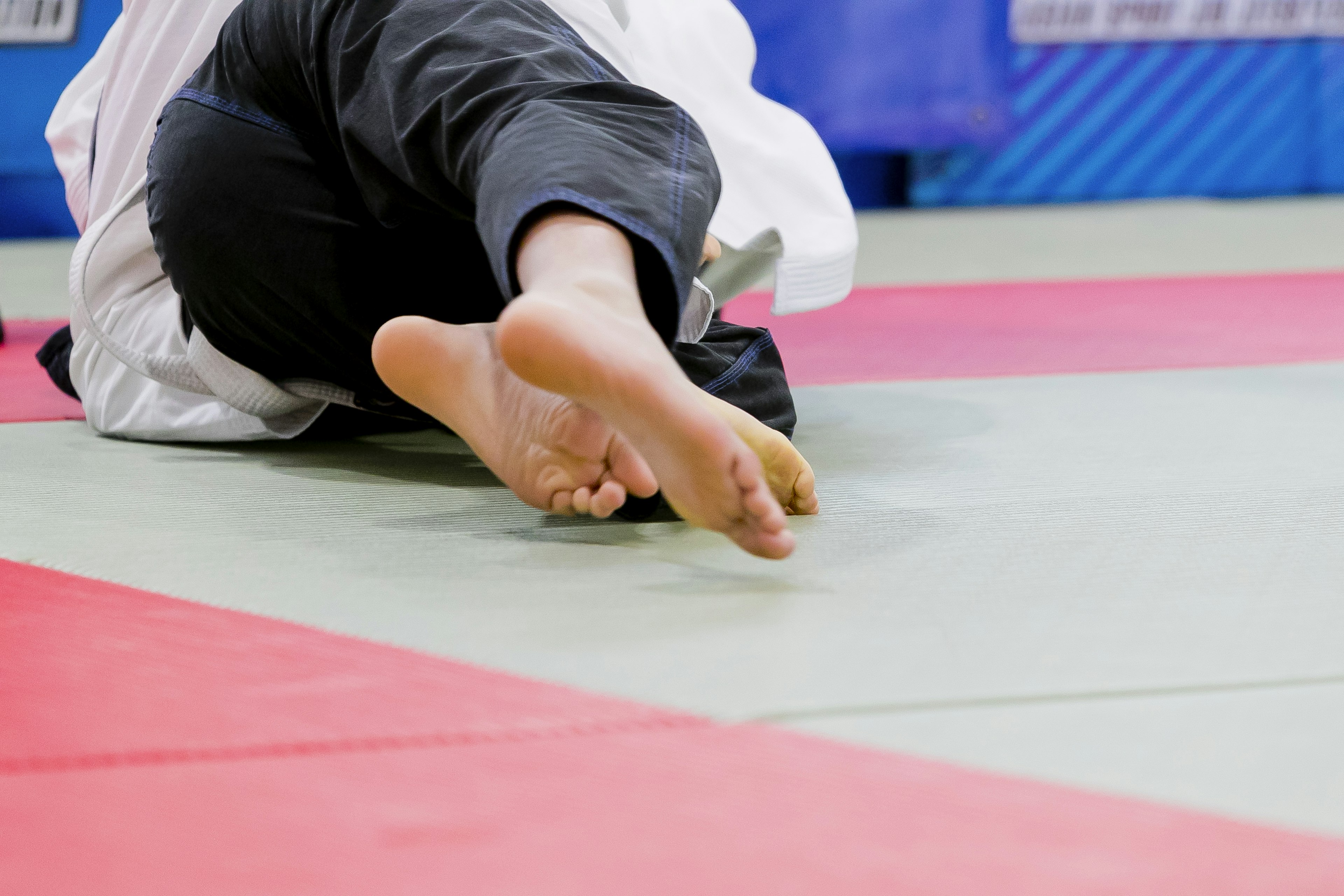 Acercamiento de los pies de un judoka durante un combate de judo