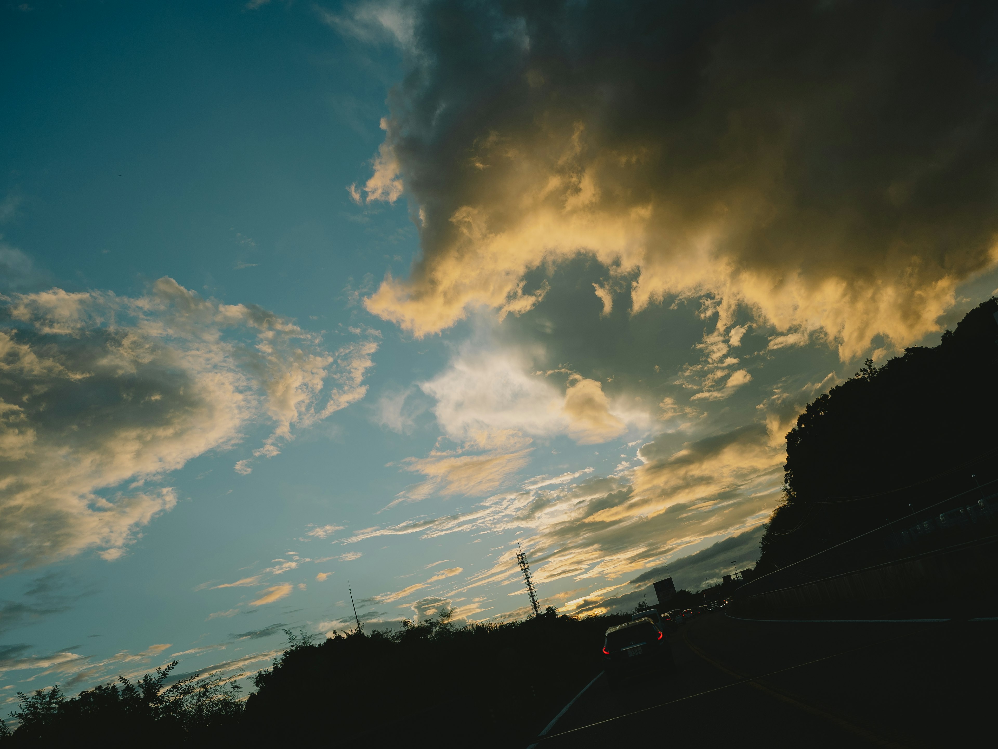 Bellissimo paesaggio con cielo blu e nuvole contrastanti