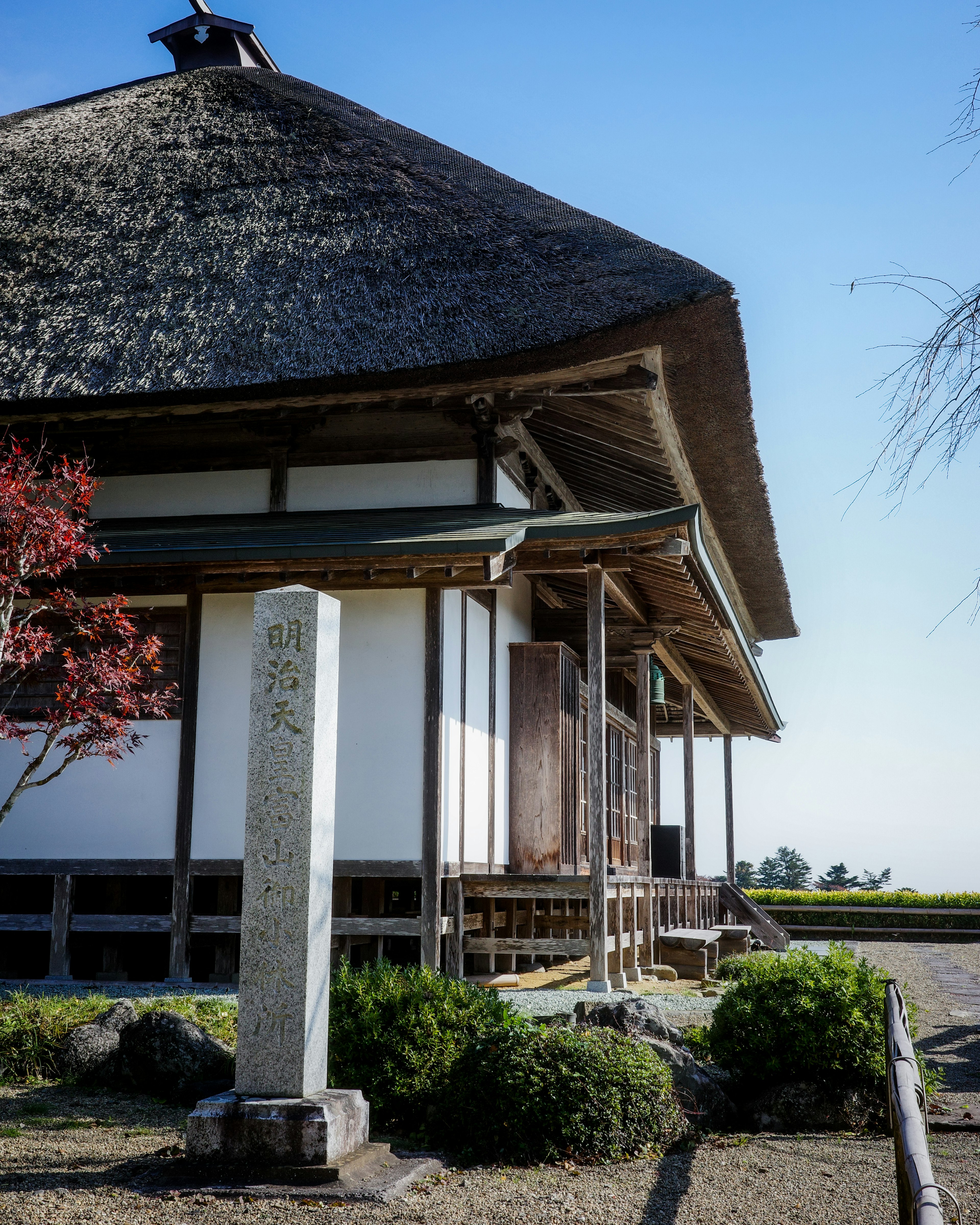 伝統的な日本の家屋の外観と草屋根の特徴