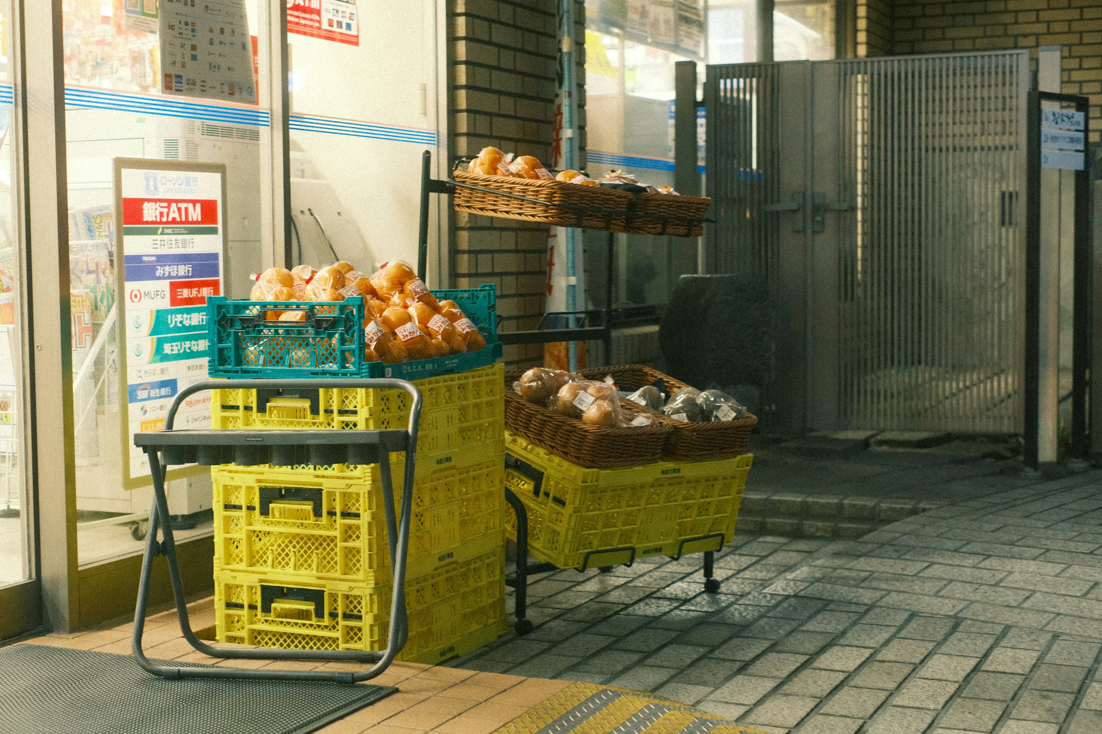 商店外的黃色籃子裝滿麵包