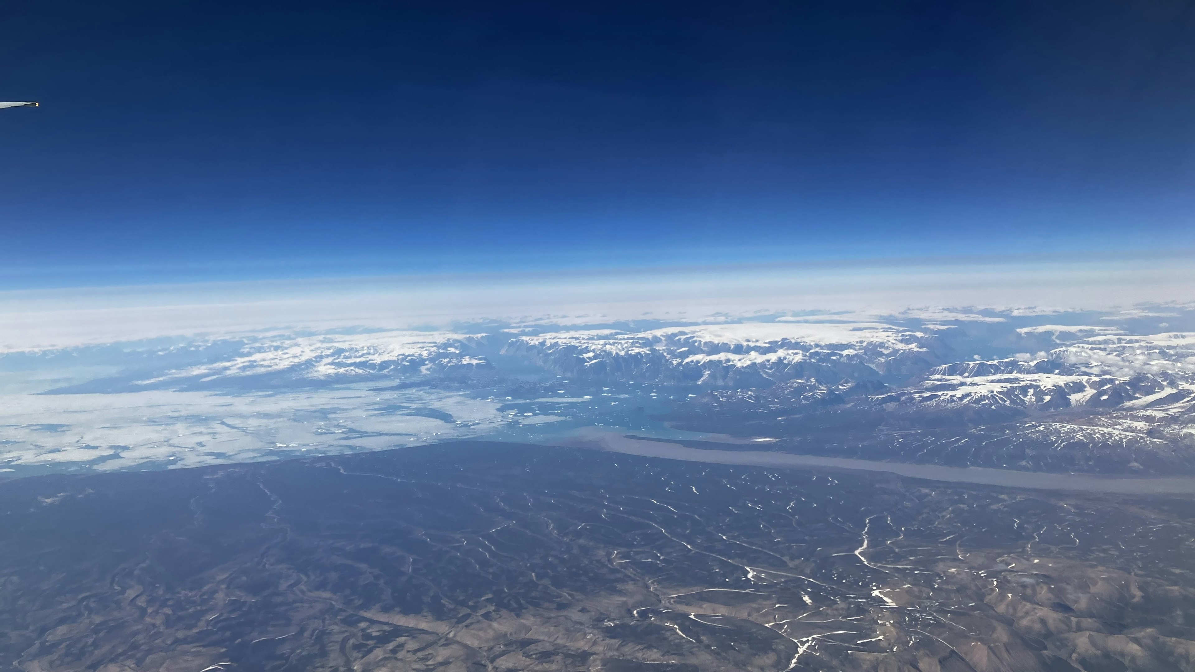 Vista aerea di montagne innevate e cielo blu