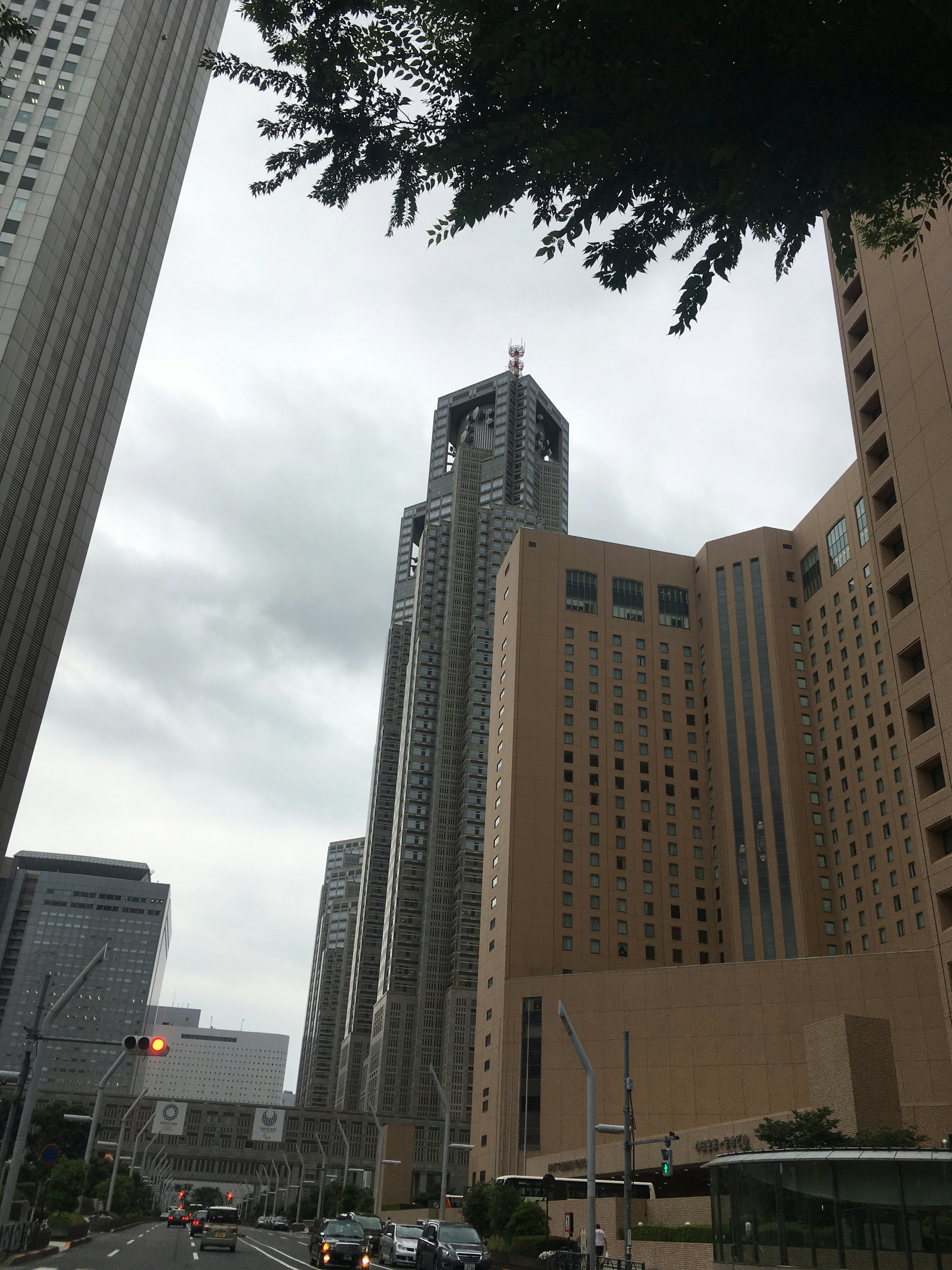 Pemandangan kota dengan gedung pencakar langit di bawah langit mendung