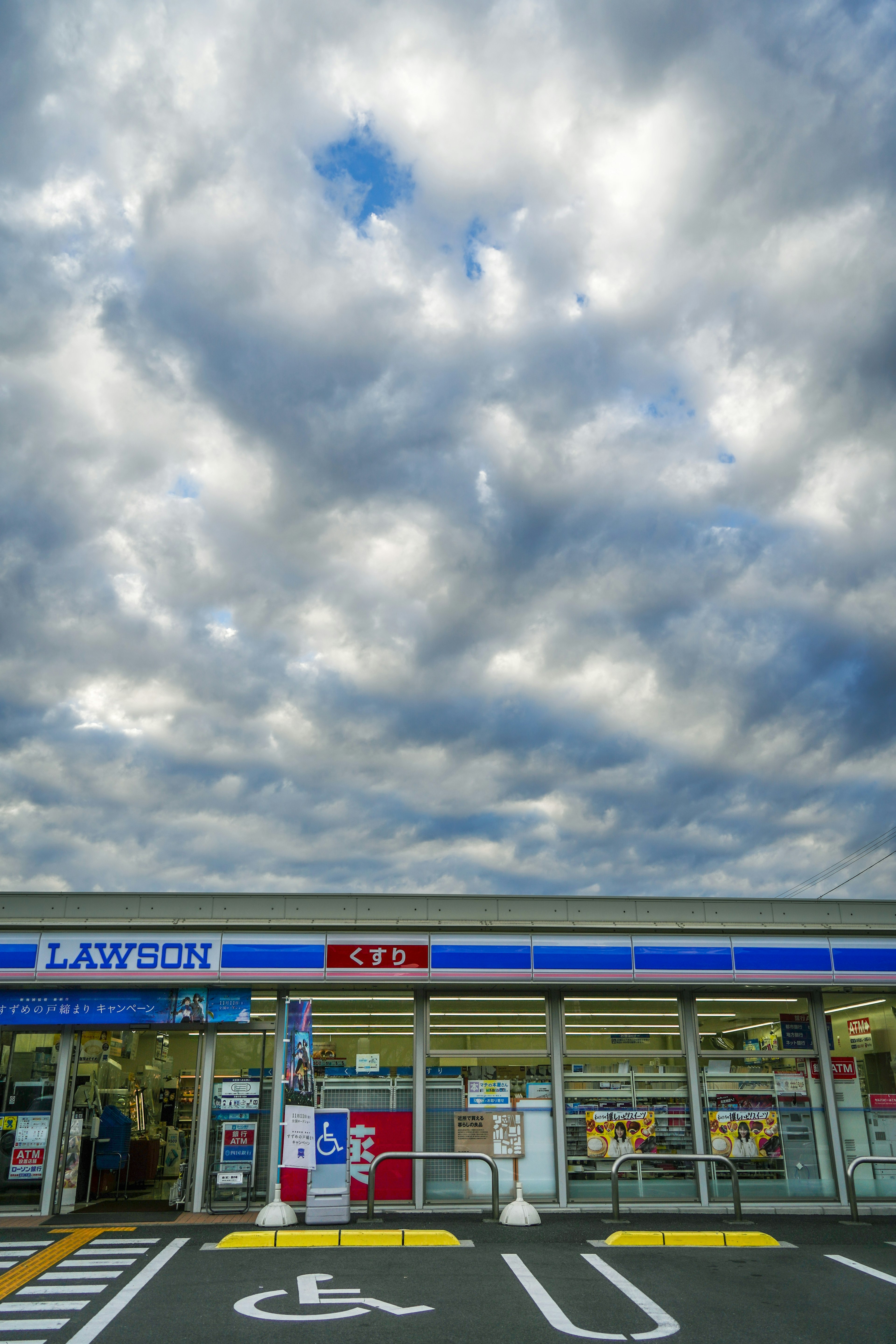 Esterno di un negozio di convenienza sotto un cielo nuvoloso