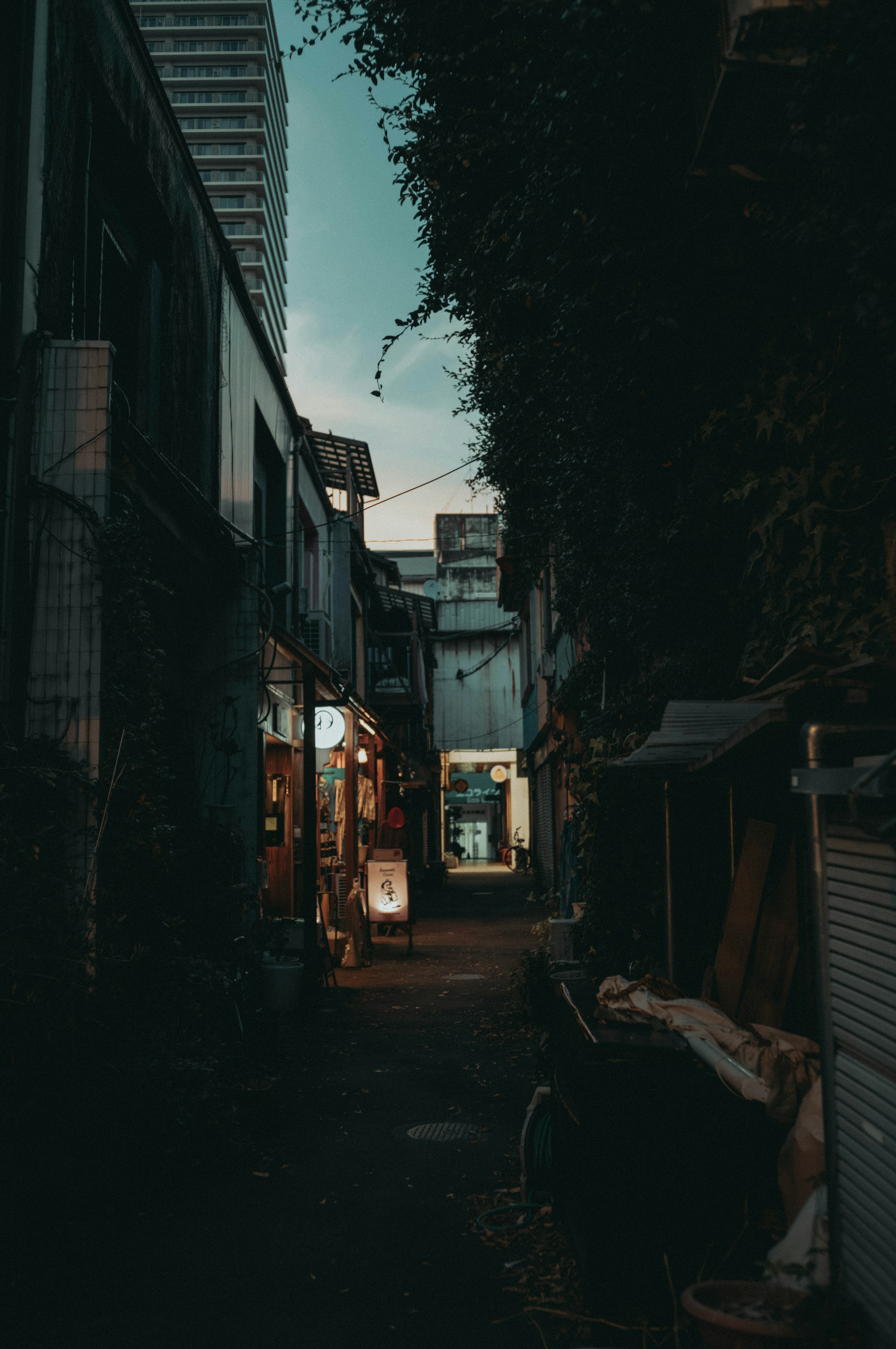 Schwach beleuchtete Gasse mit verstreuten Lichtern