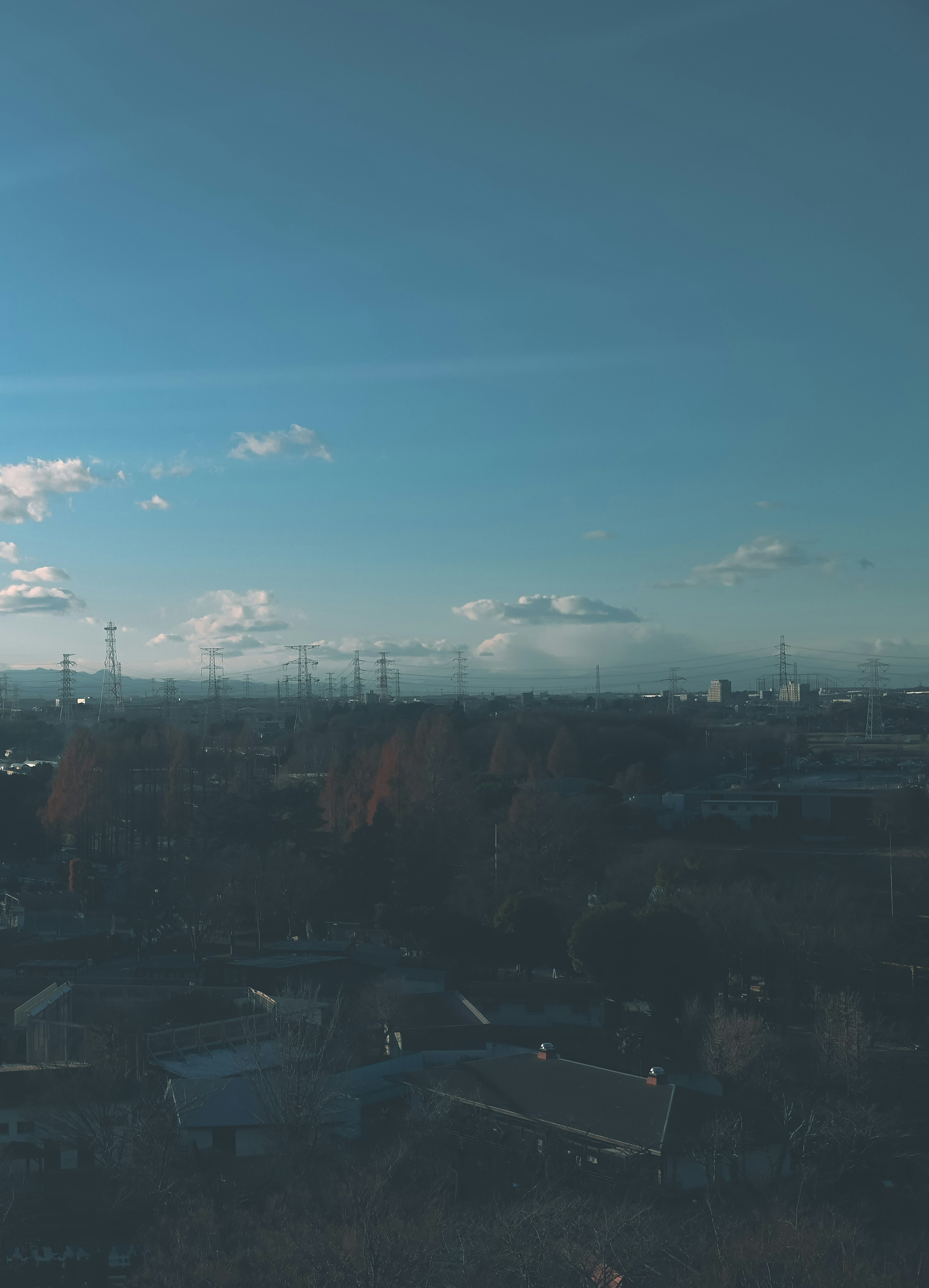 Stadtlandschaft mit blauem Himmel und verstreuten Wolken