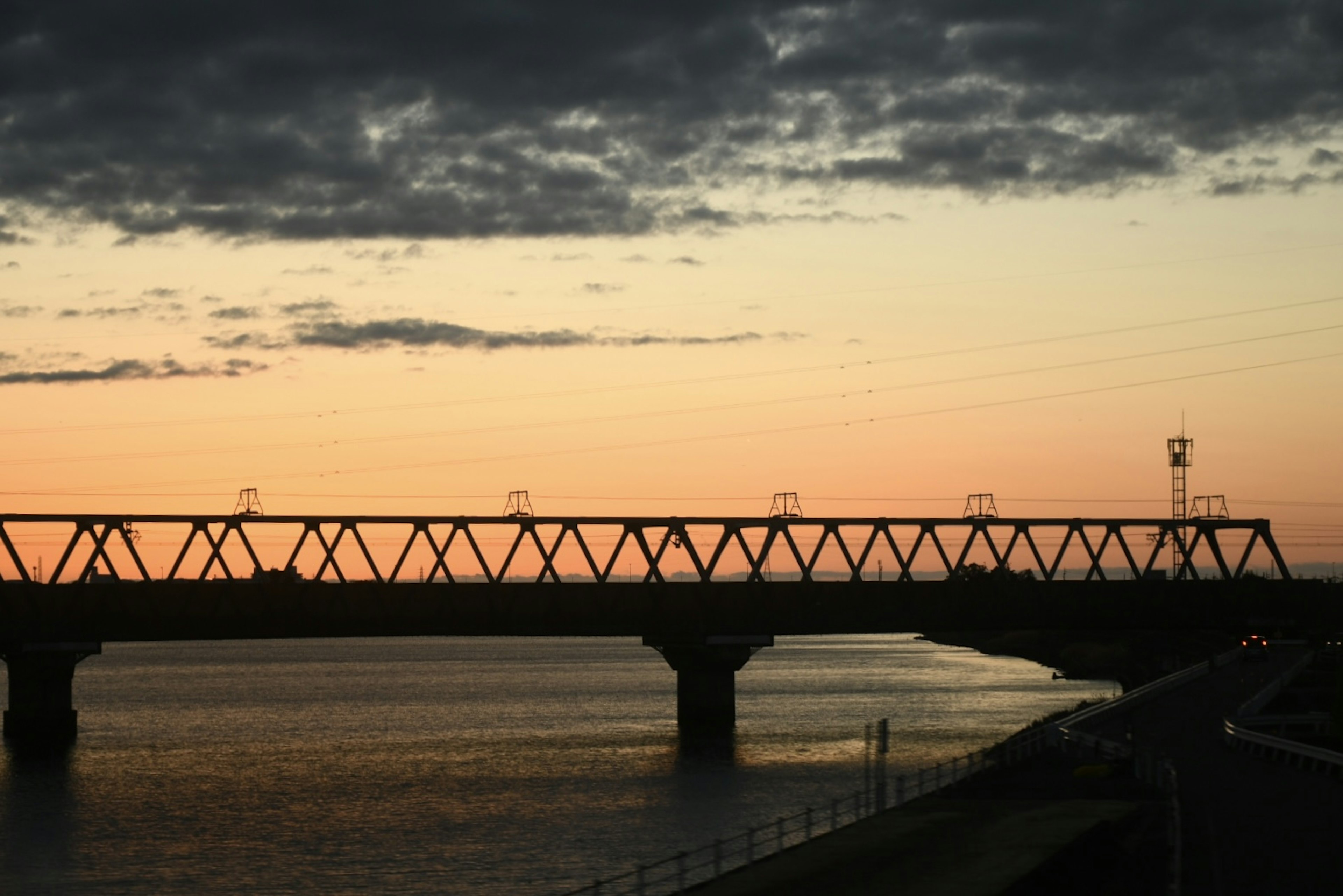 夕焼けの下にある鉄道橋のシルエット