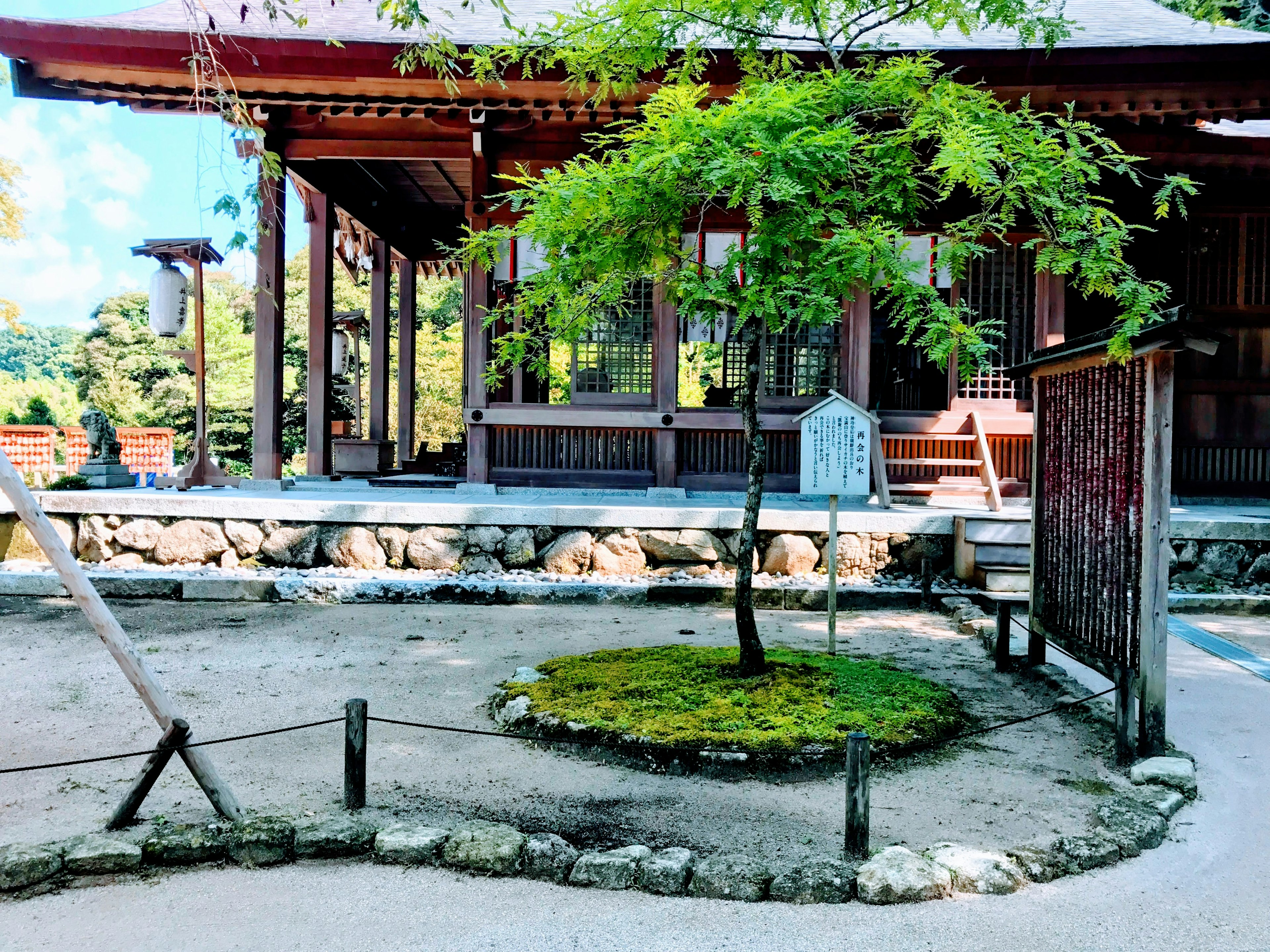 Giardino giapponese sereno con architettura tradizionale e verde lussureggiante