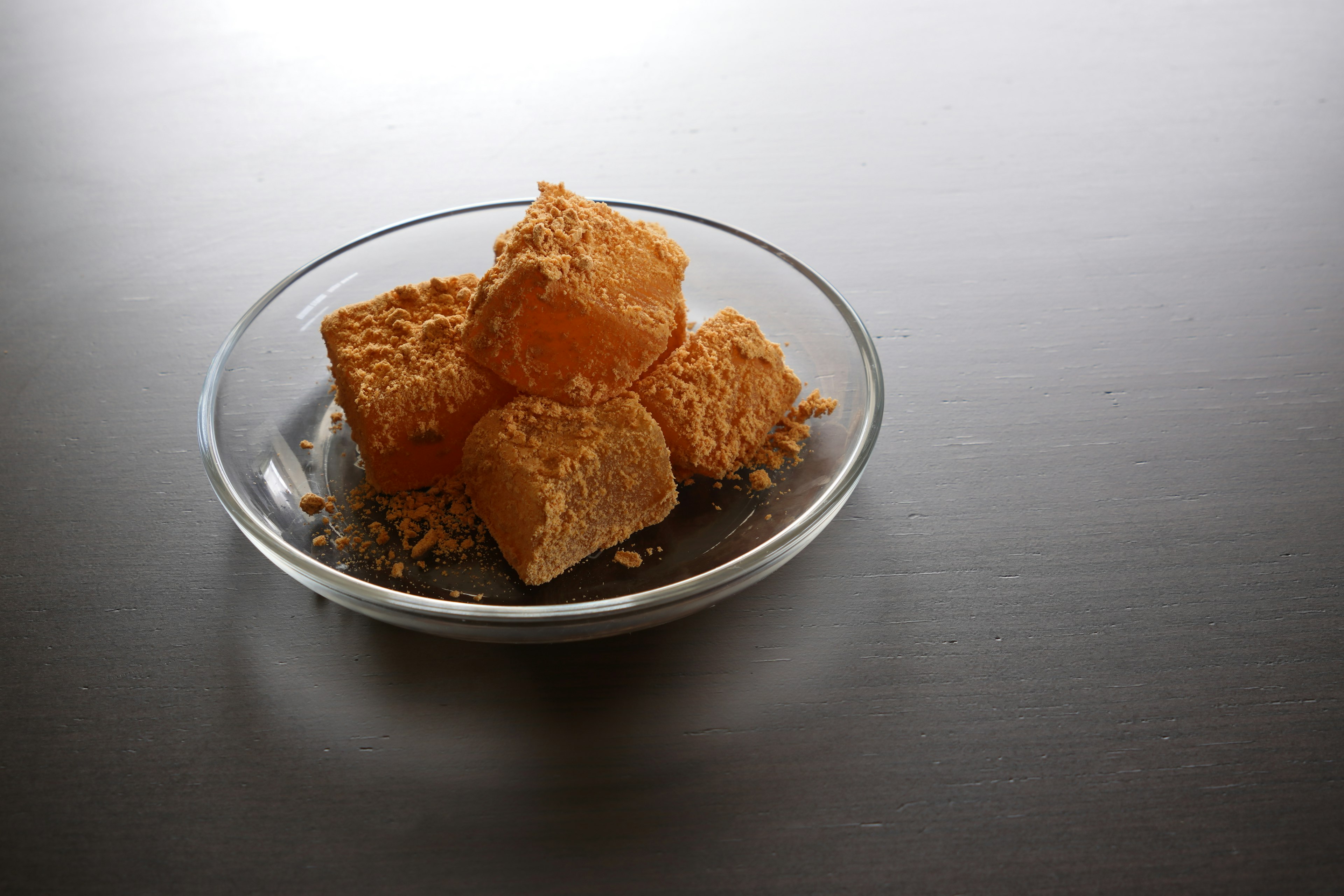 Cubes de sucre brun sur une assiette en verre transparent