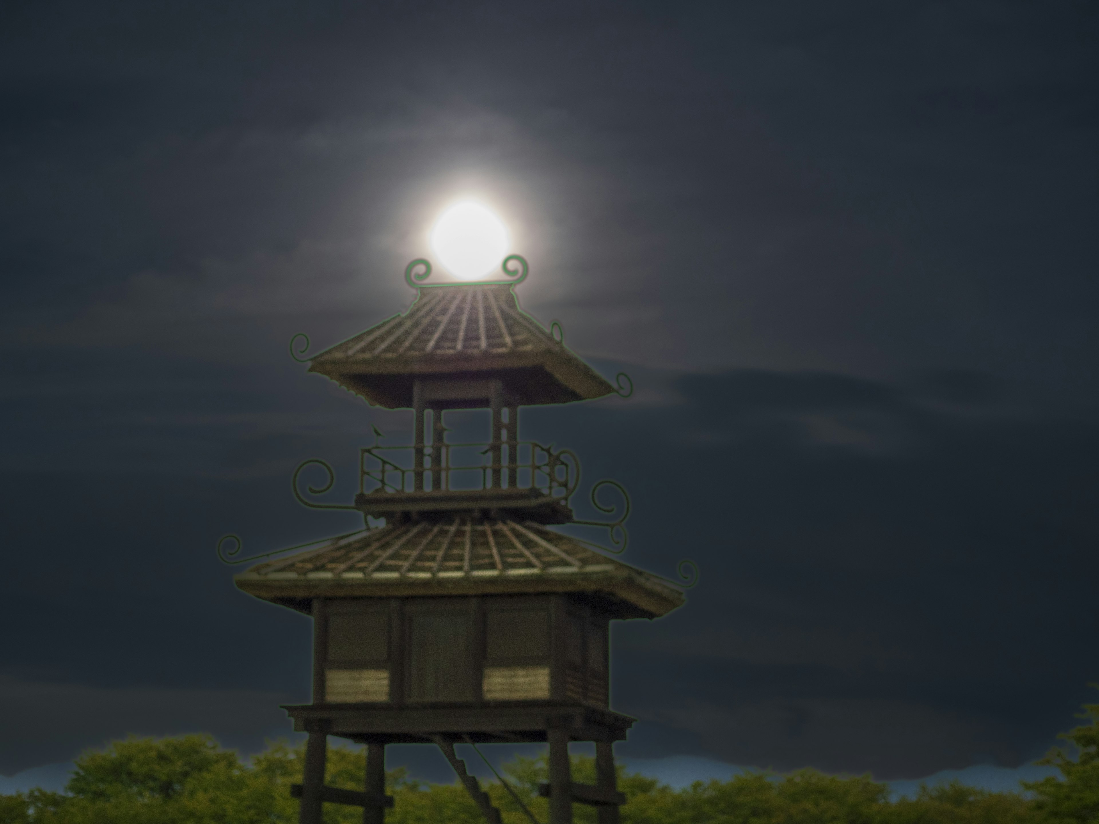 Traditioneller japanischer Turm, beleuchtet vom Mondlicht