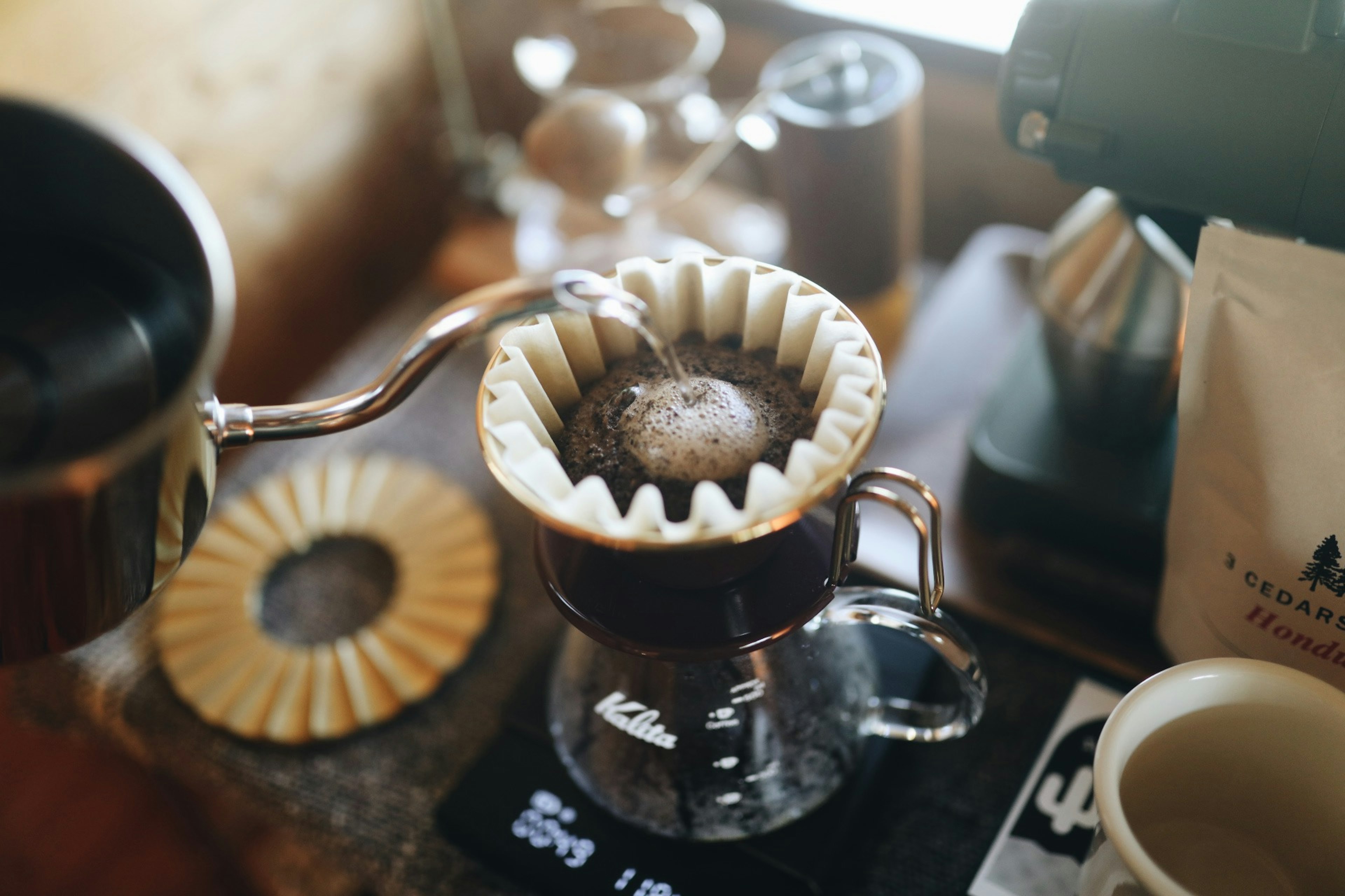 Nahaufnahme eines Kaffeefilters mit einem Dripper, der Kaffee zubereitet