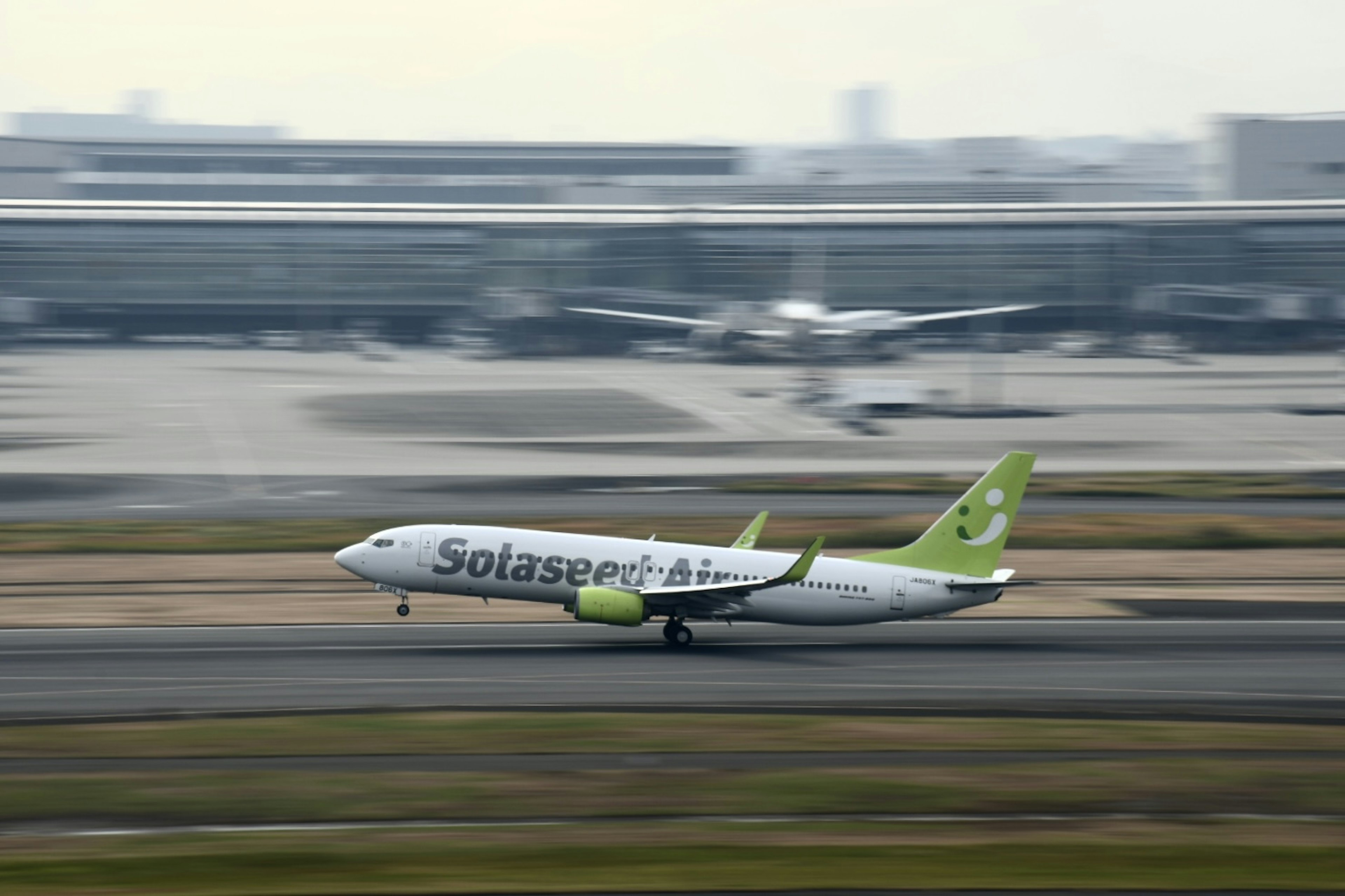 ソラセンドエアの飛行機が滑走路を走行中