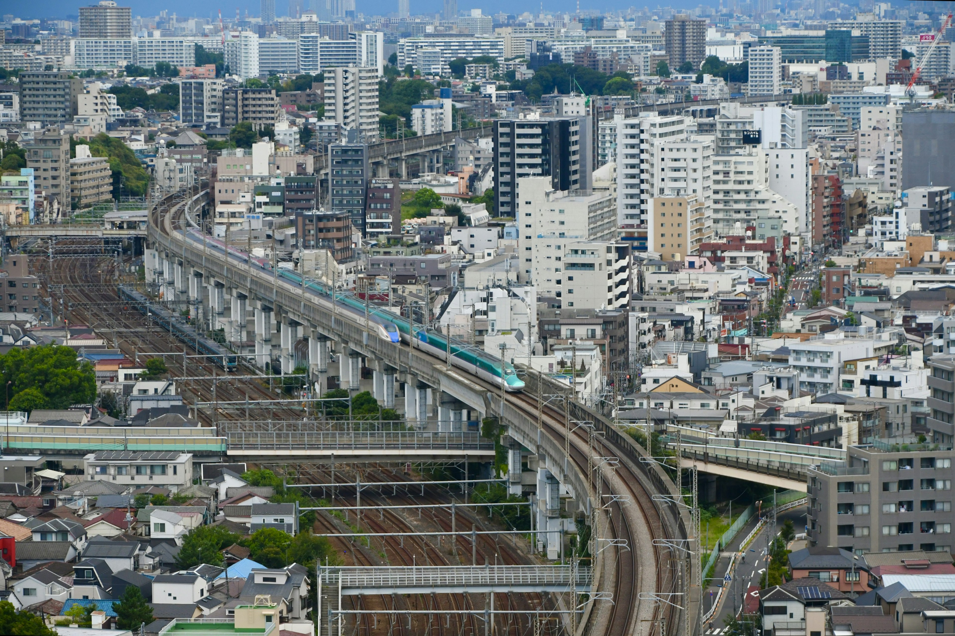 Paesaggio urbano con grattacieli e binari ferroviari