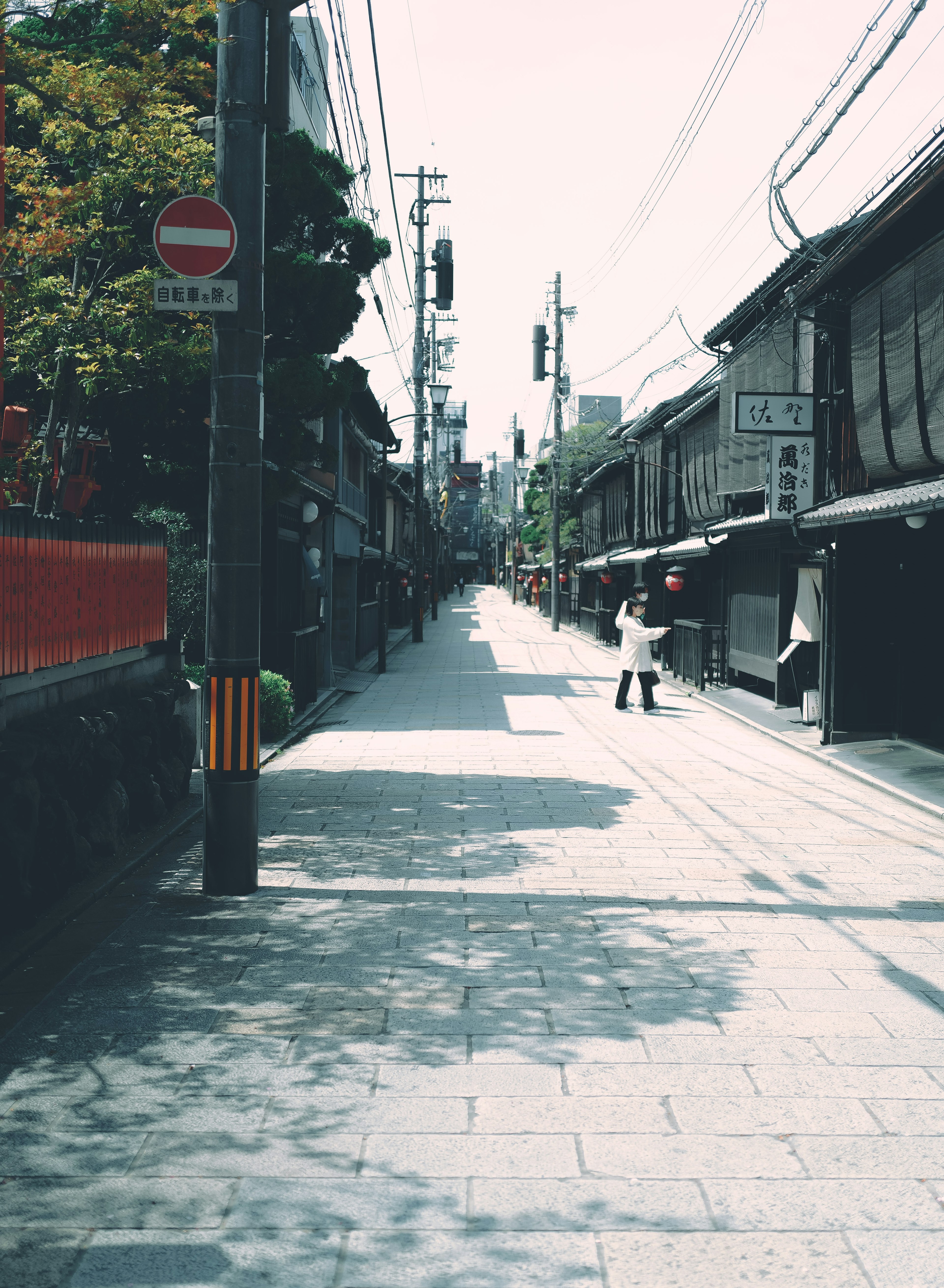 静かな街並みの風景　古い建物と影が見える