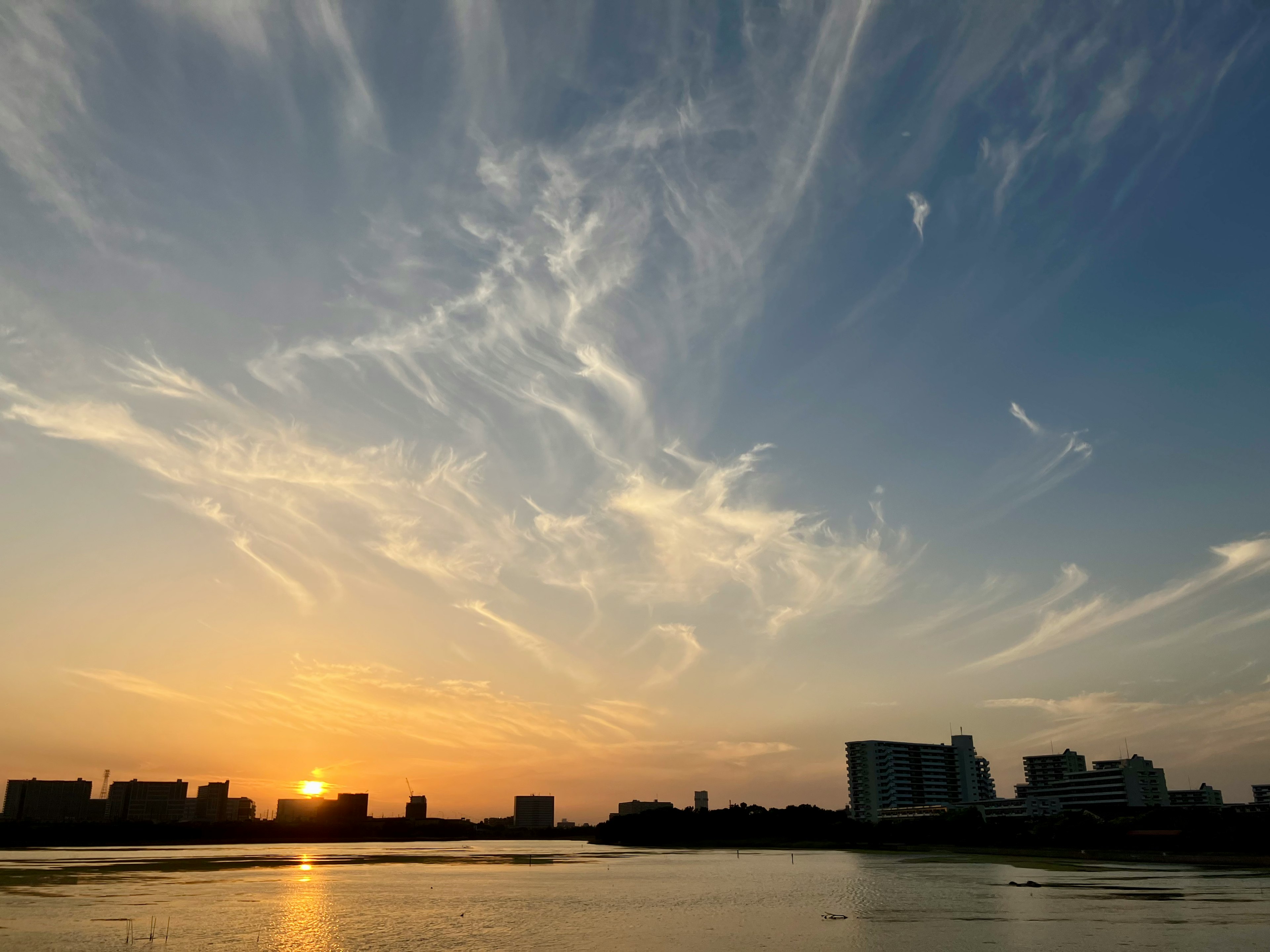 美麗的天空與日落和雲彩