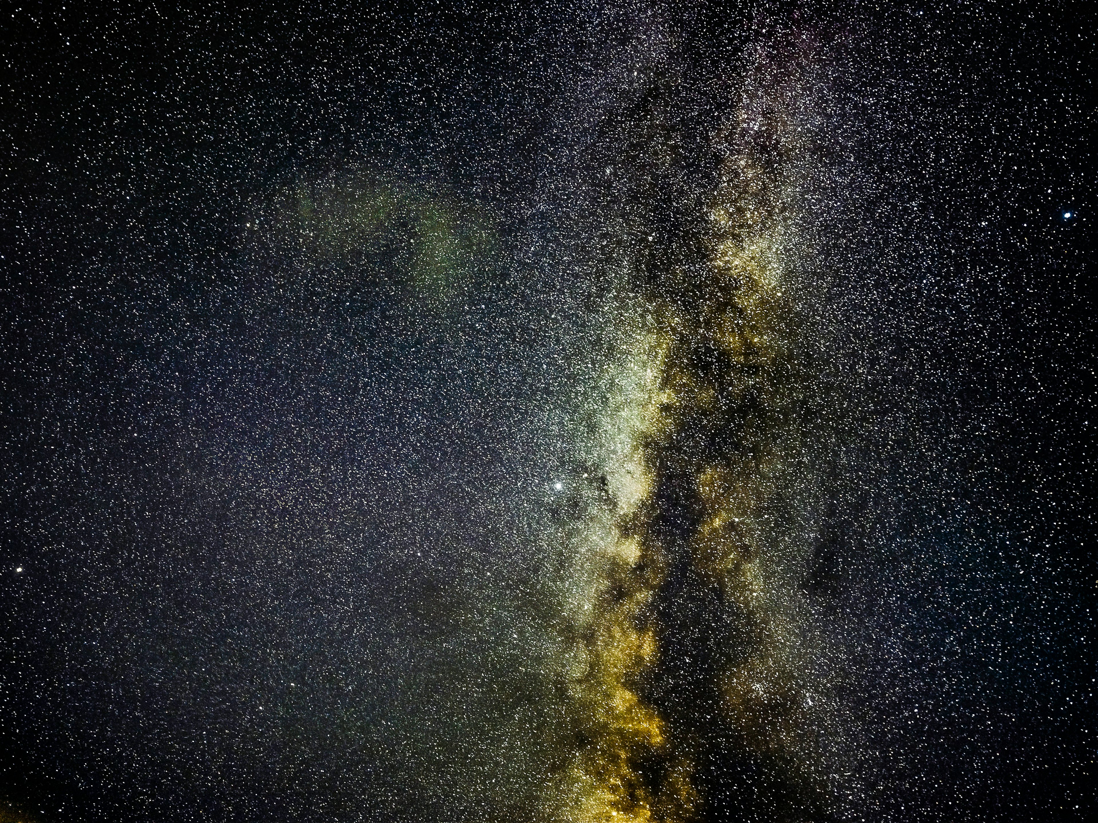 星雲の中に広がる銀河の美しい景色