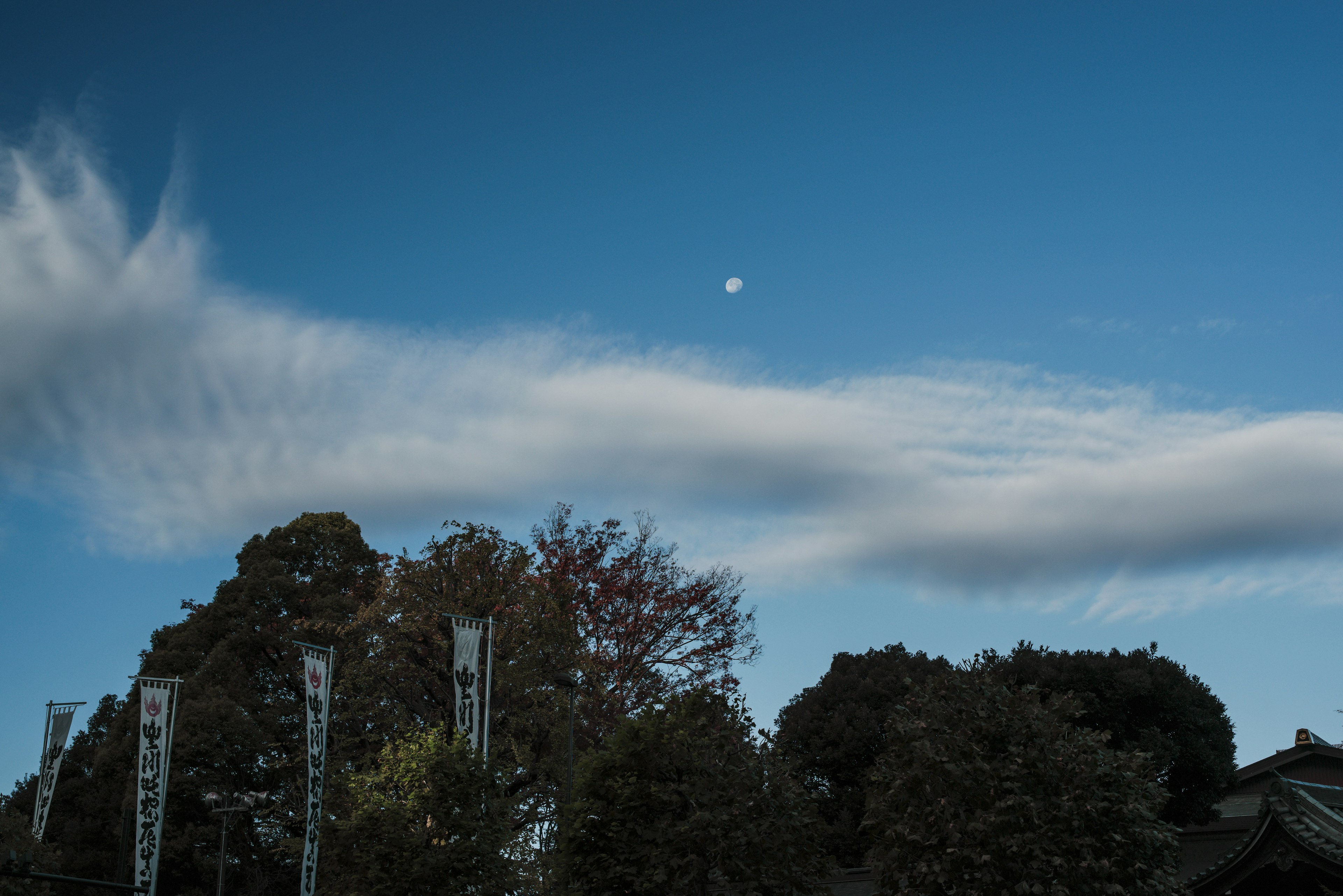 Pemandangan bulan di langit biru dengan awan mengalir