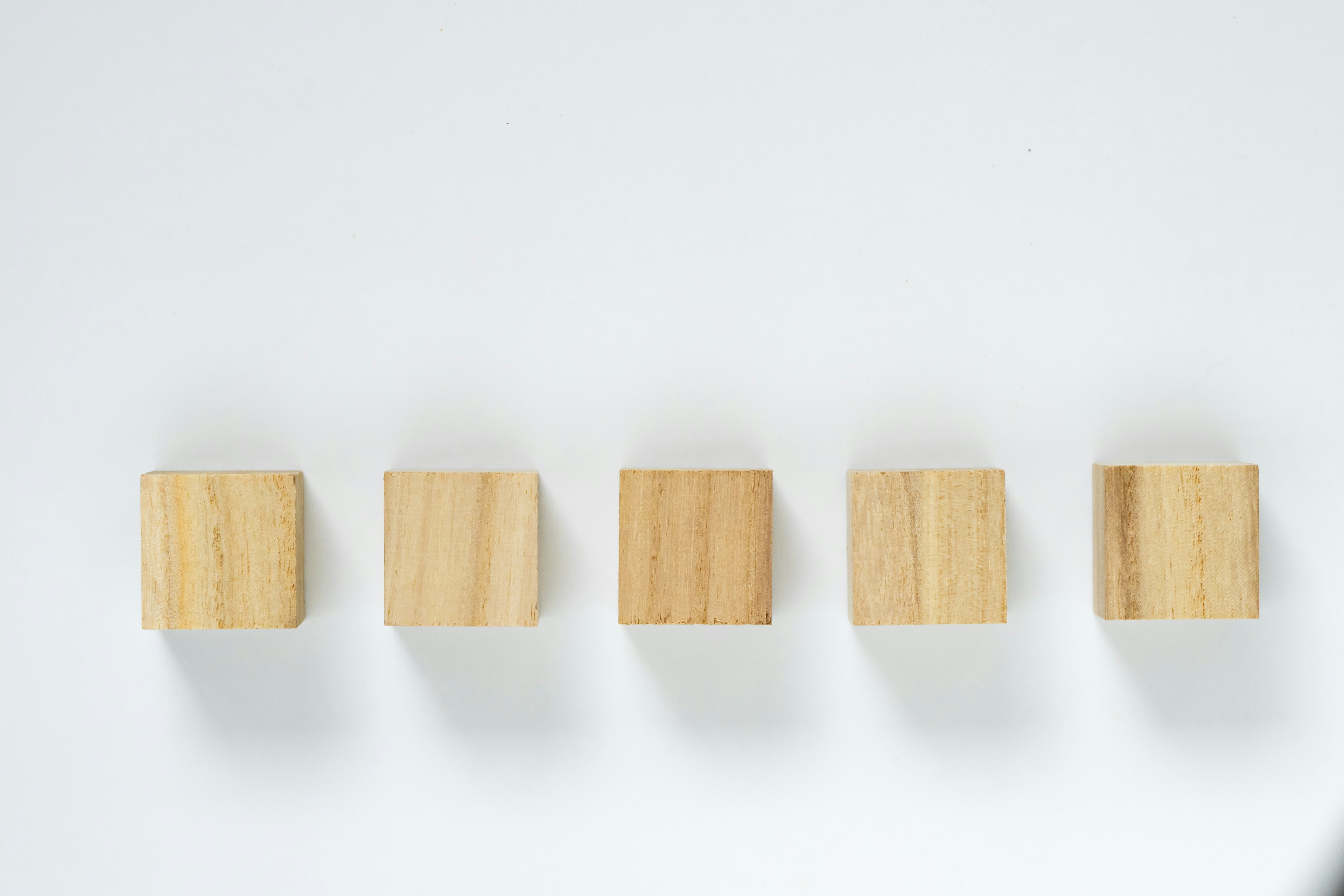 Cubes en bois alignés sur un fond blanc