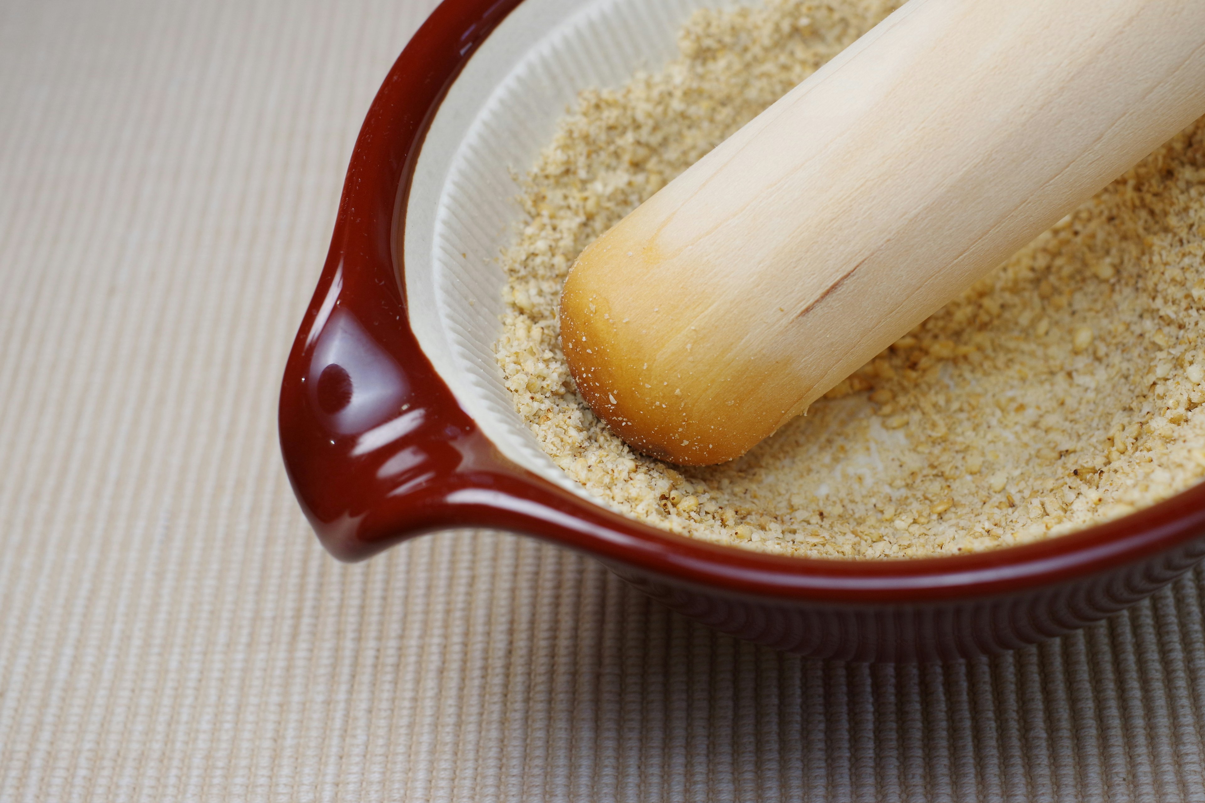 Schüssel mit zerstoßenem Mehl und einem Holzrollingpin