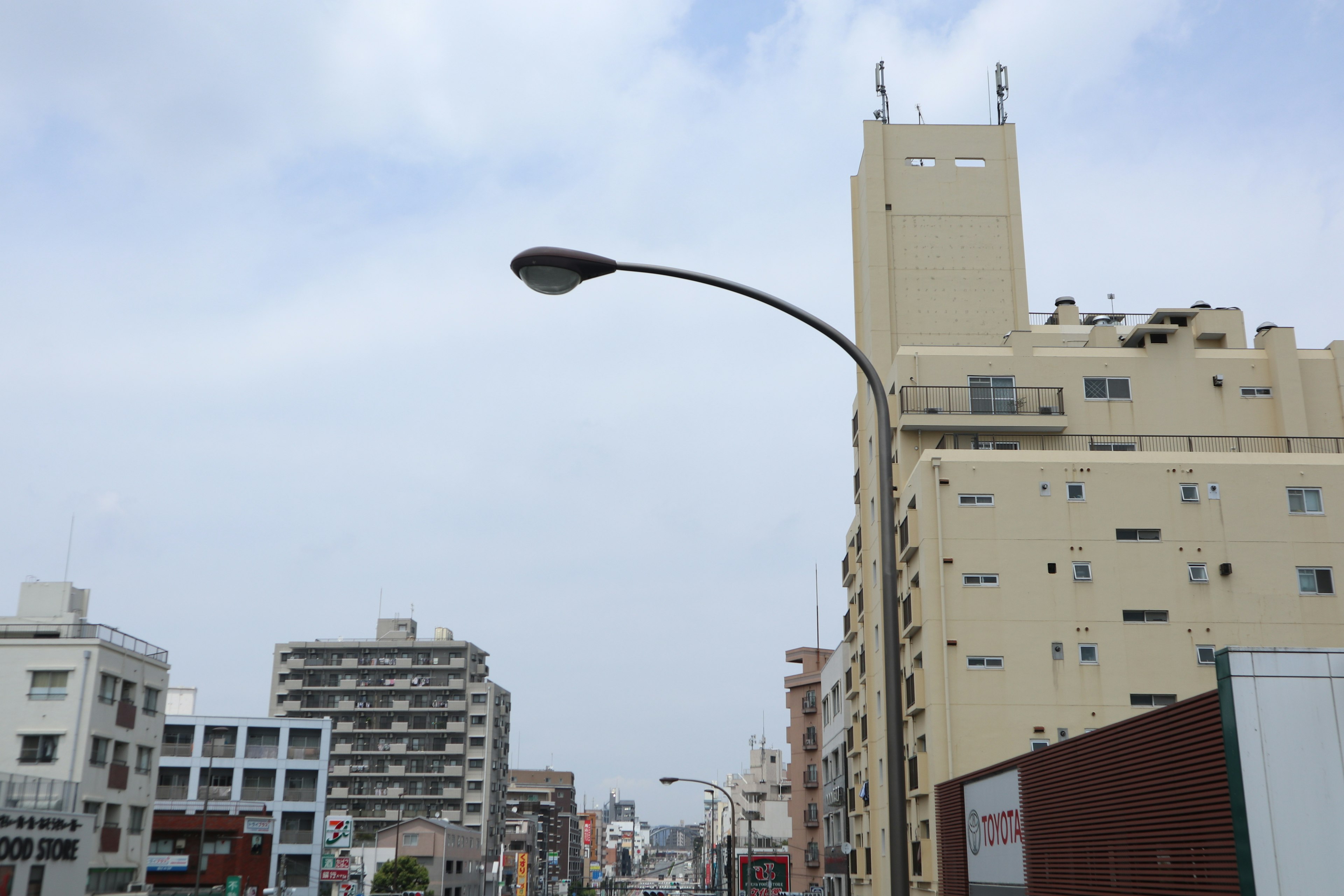 街並みと街灯を含む都市の風景