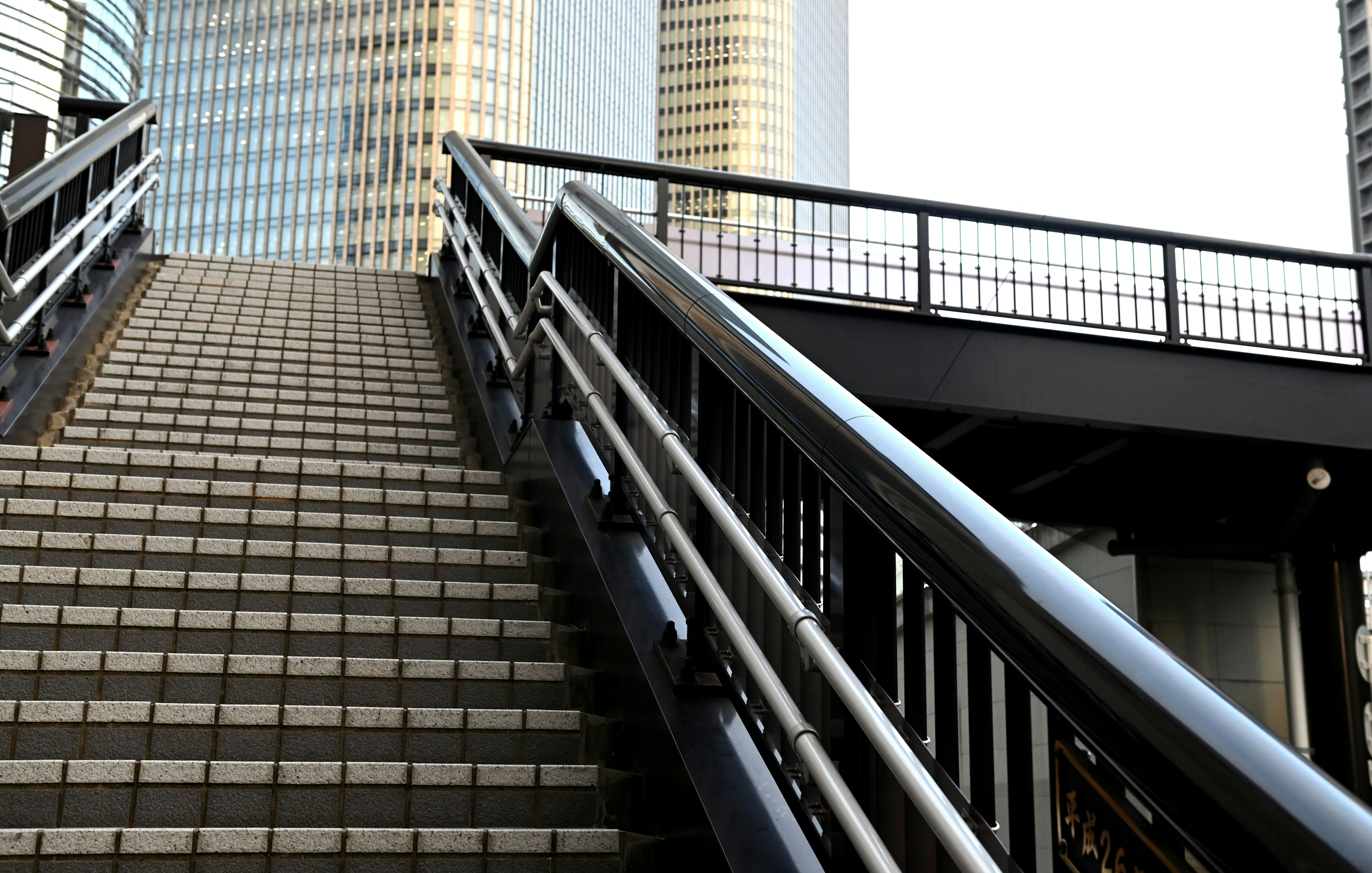 Escalier menant à des gratte-ciels modernes