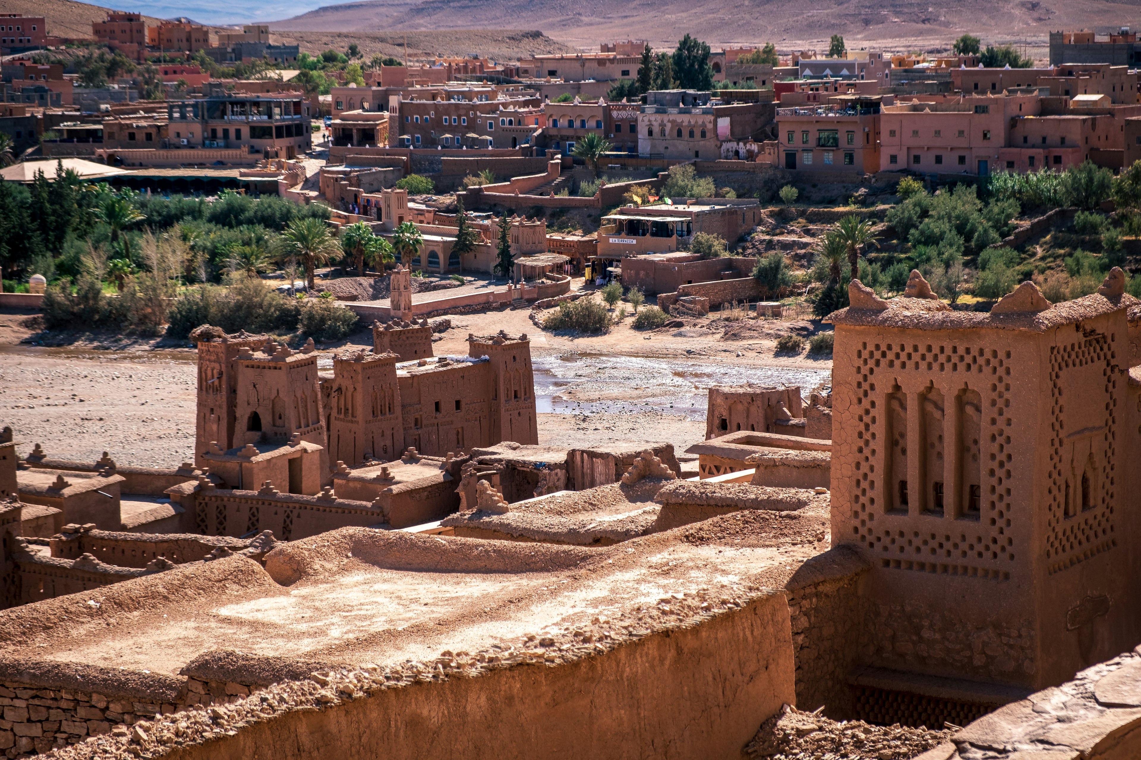 Cảnh quan kasbah cổ xưa với dãy núi Atlas ở phía sau