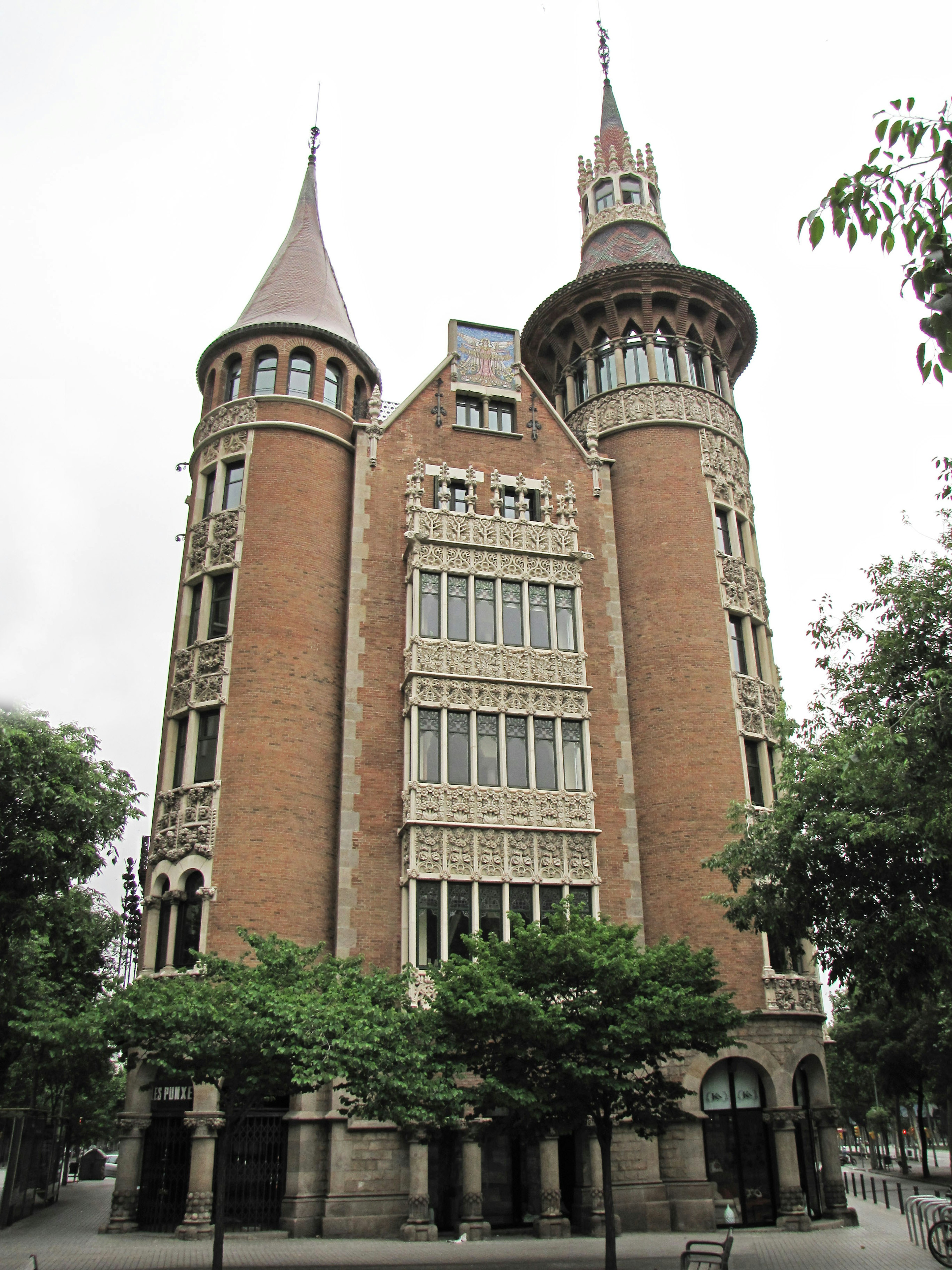 Edificio con torri in mattoni rossi e decorazioni intricate