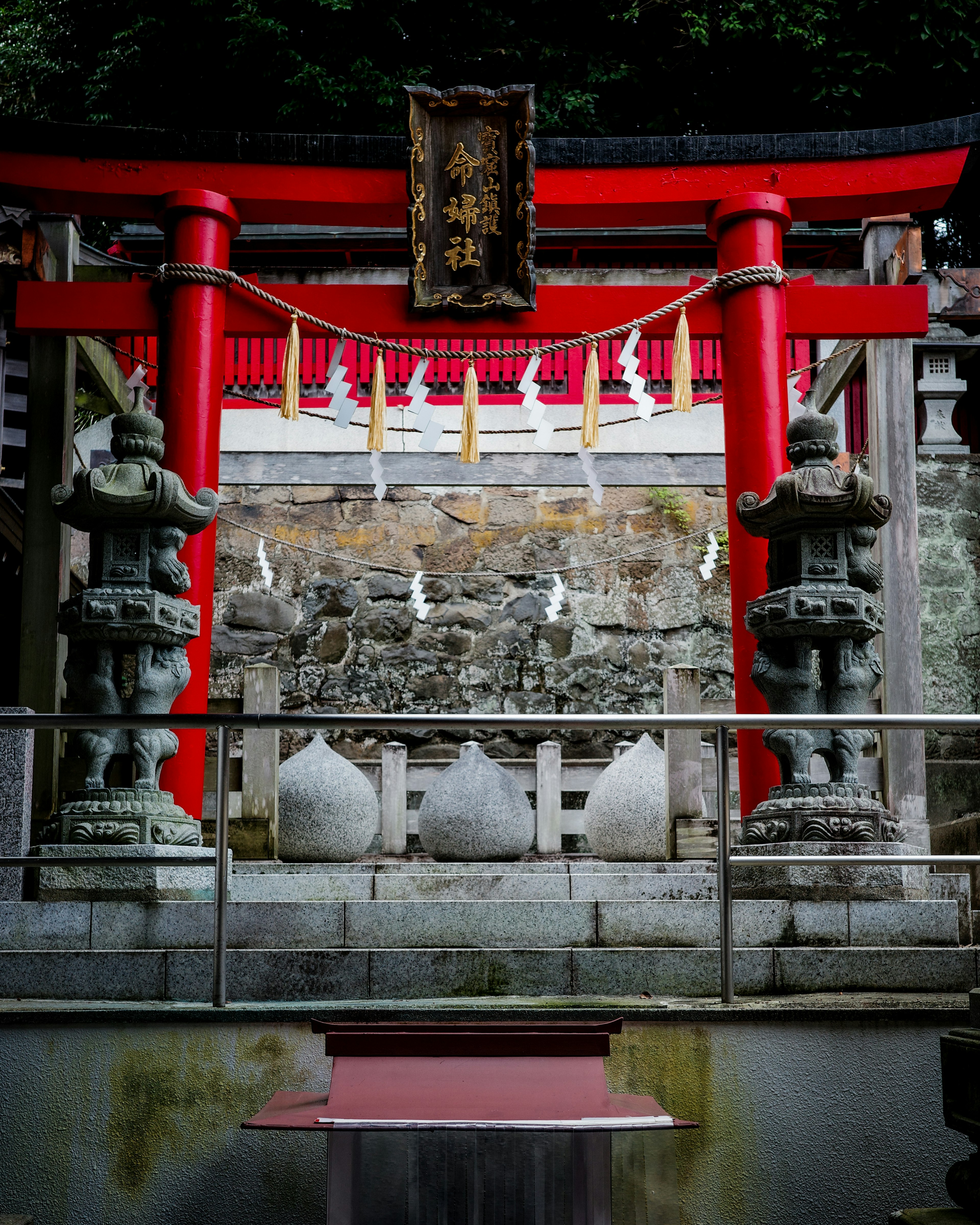 神社入口，红色鸟居和石像