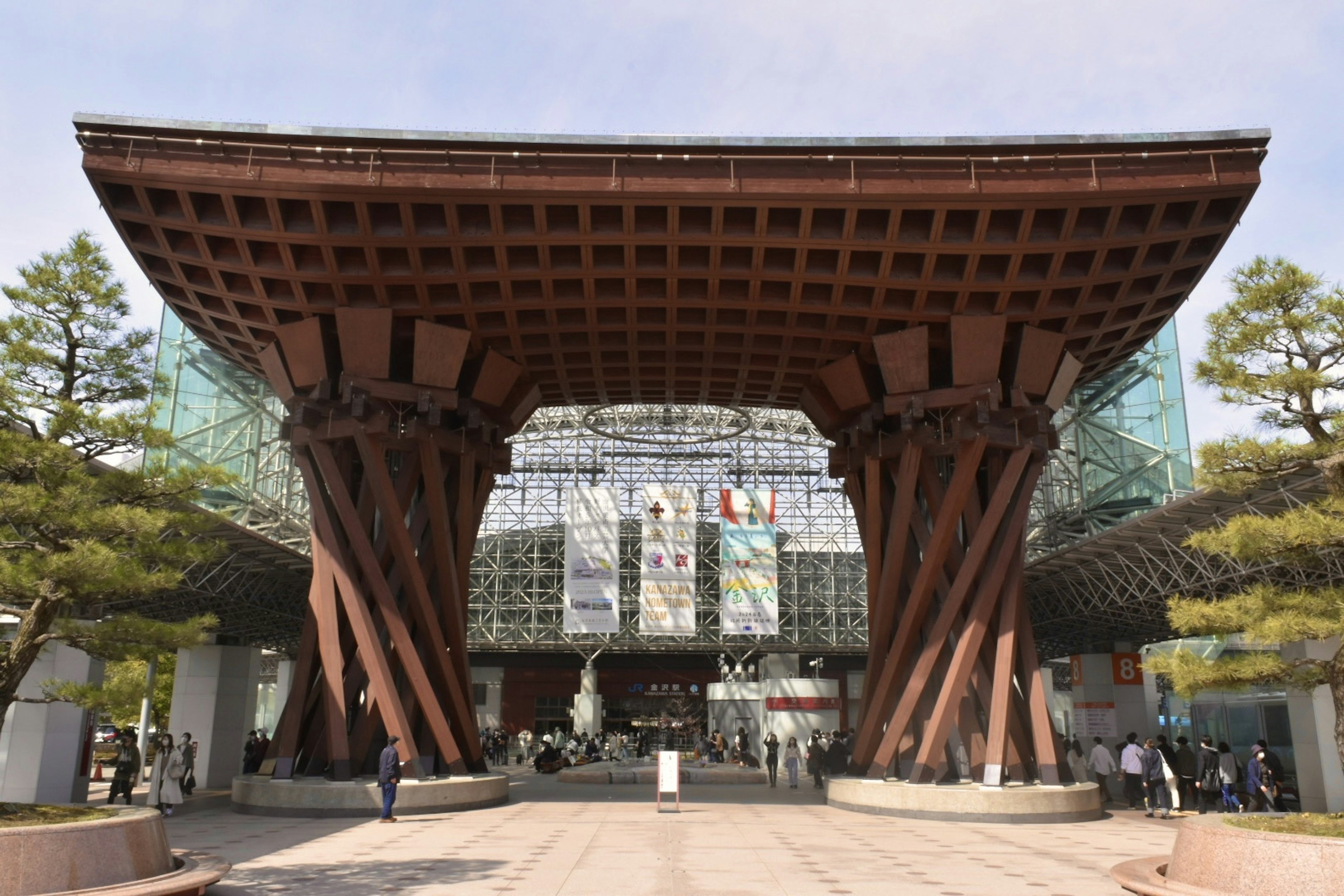 Design architettonico unico del Museo d'Arte Contemporanea di Kanazawa con pilastri in legno