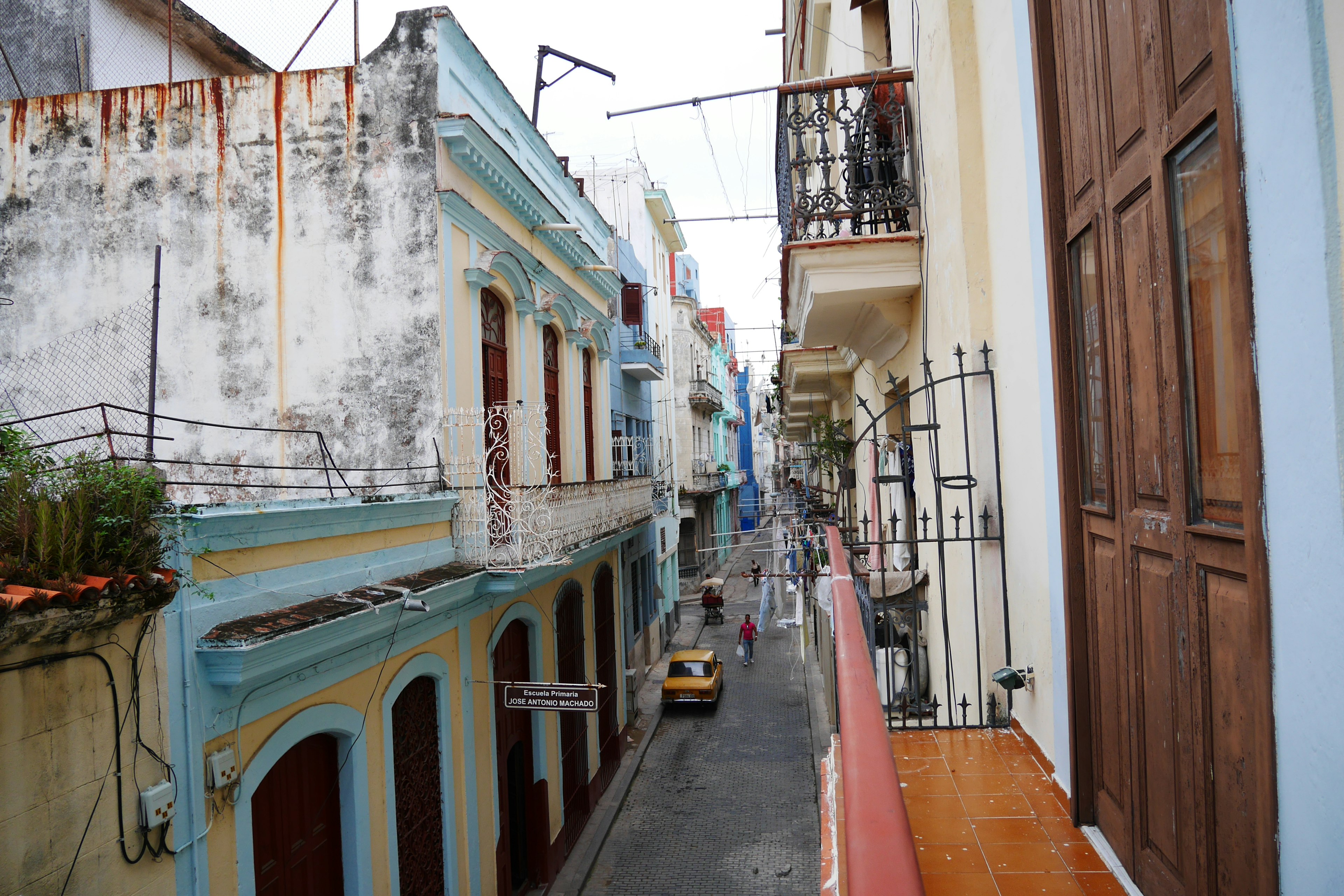 Edificios antiguos y coloridos a lo largo de una calle en La Habana