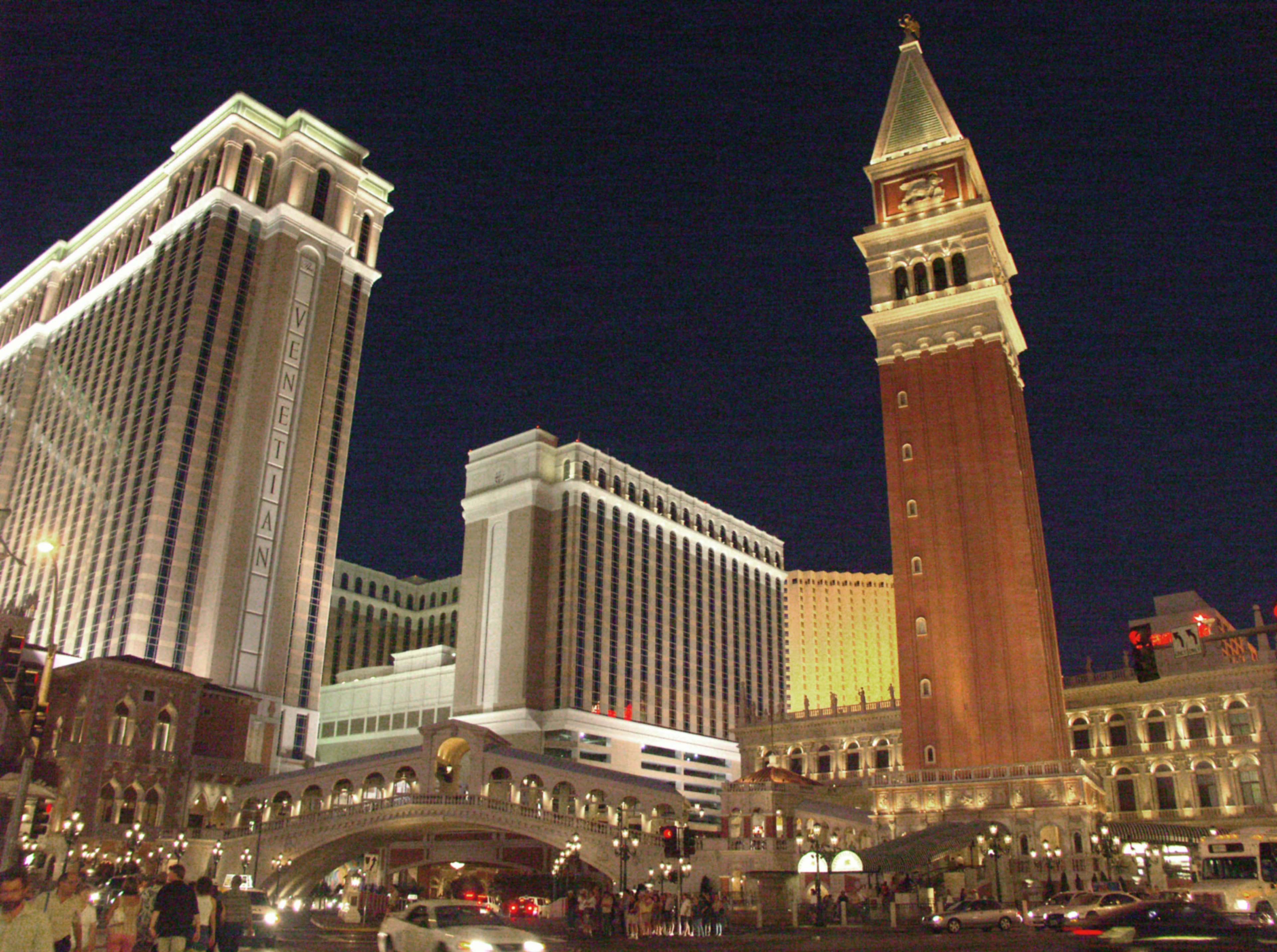 Vista nocturna del Venetian Resort con el Campanile