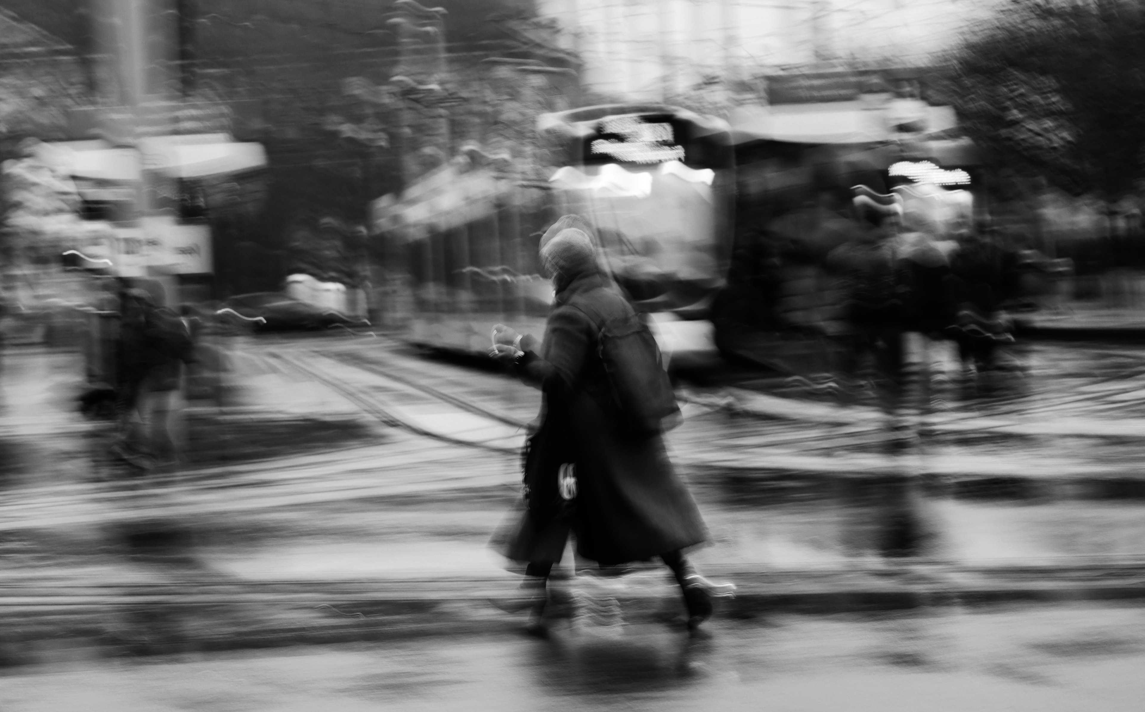 Schwarzweißfoto einer Person, die im Regen geht