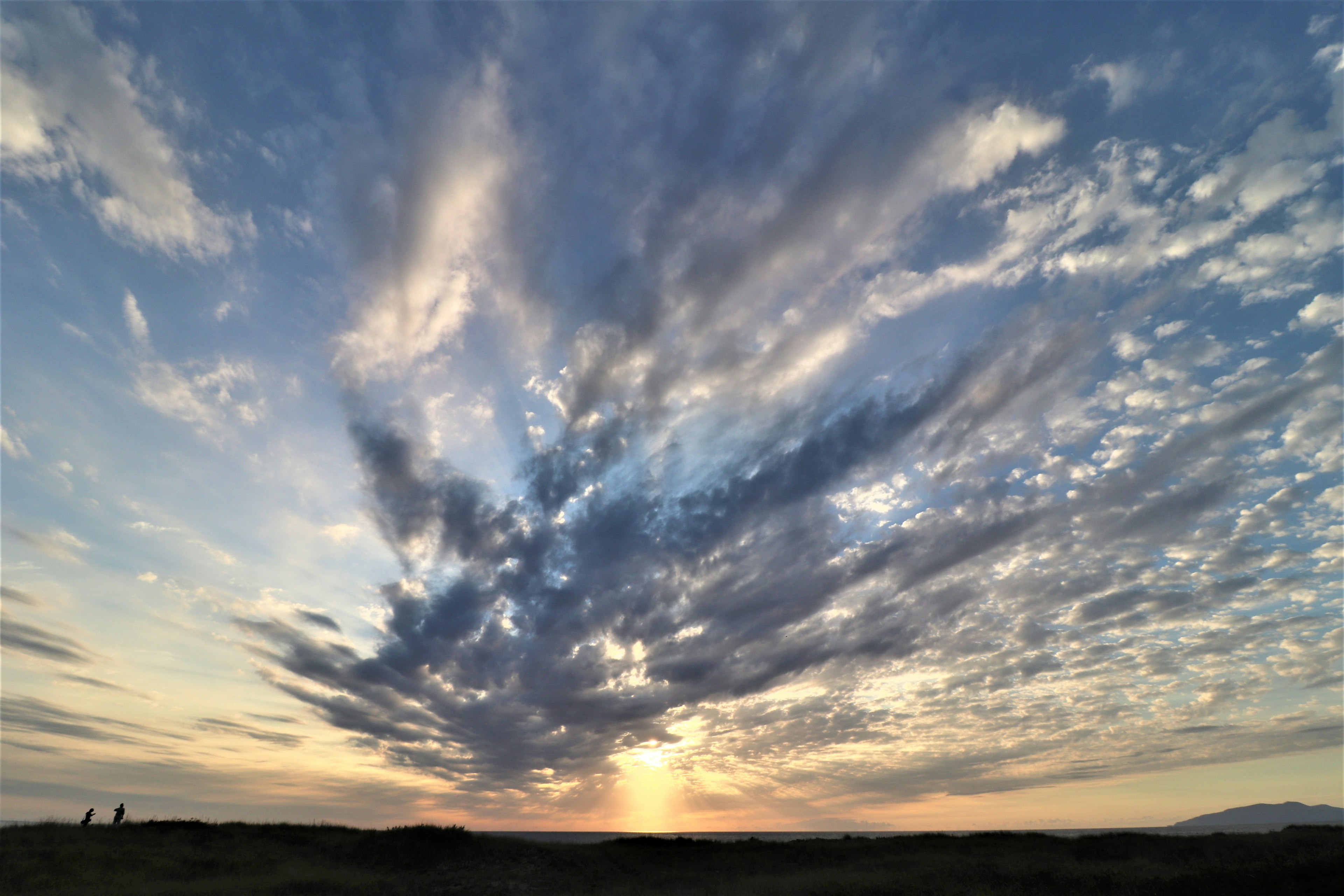 夕日を背景にした美しい雲の広がり