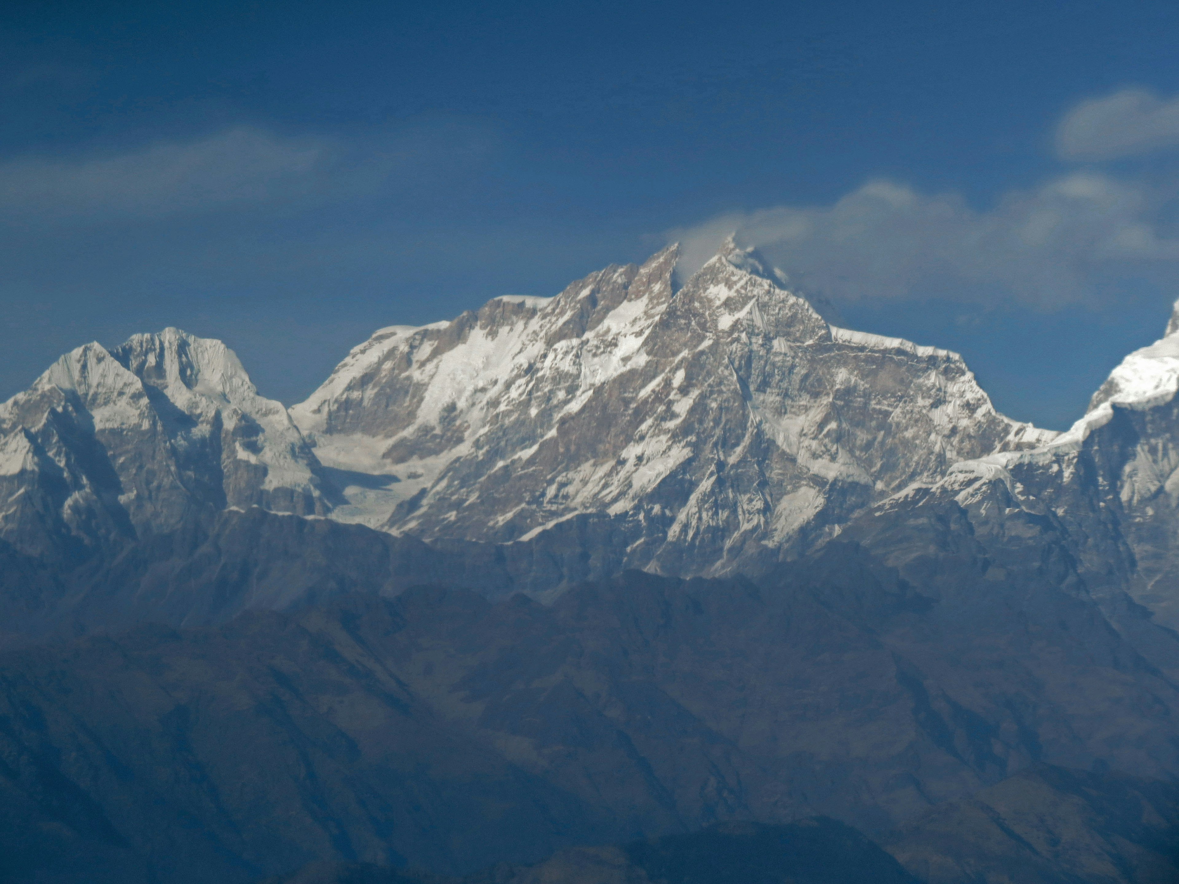 Montagnes enneigées sous un ciel bleu