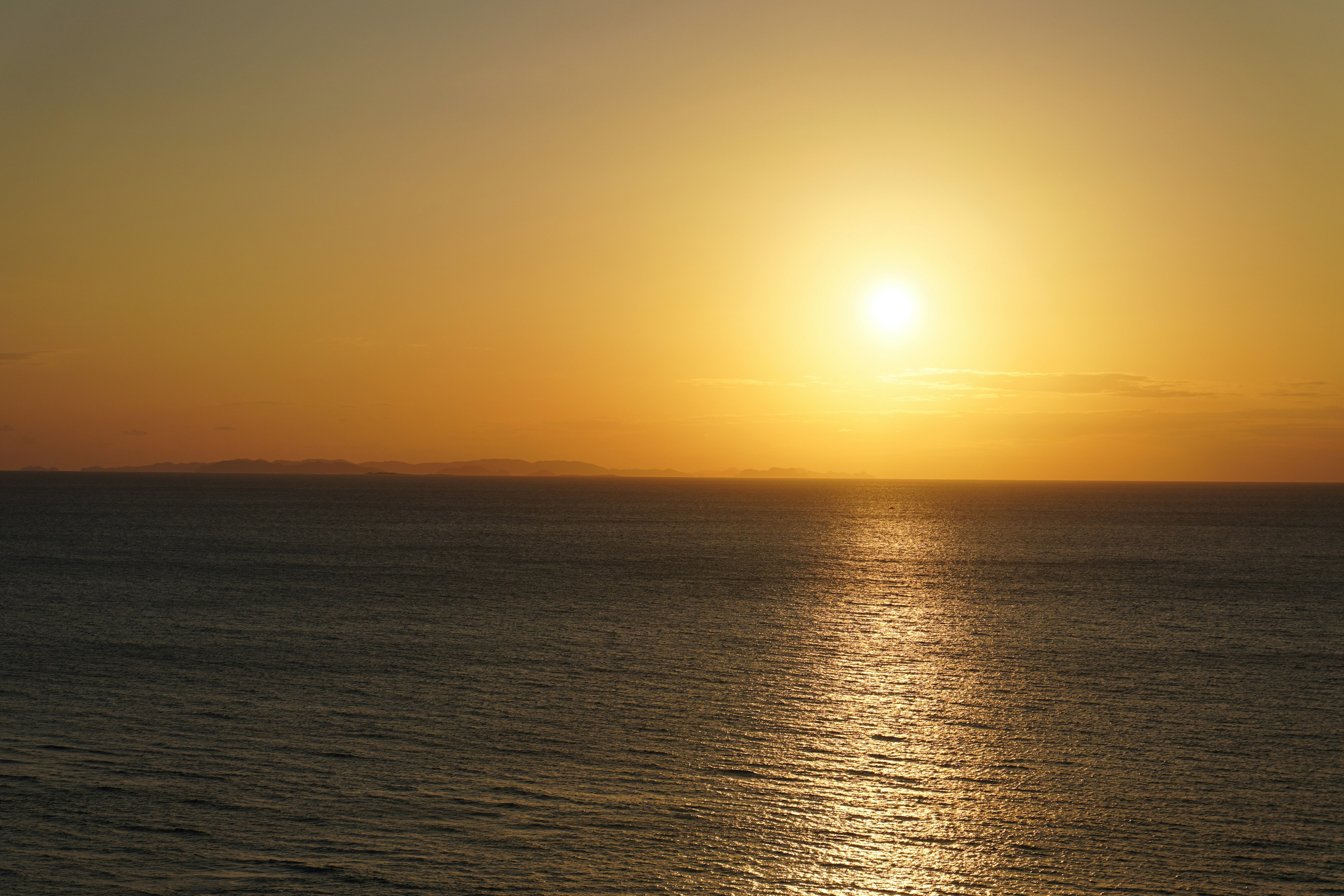 Schöner Sonnenuntergang über dem Ozean