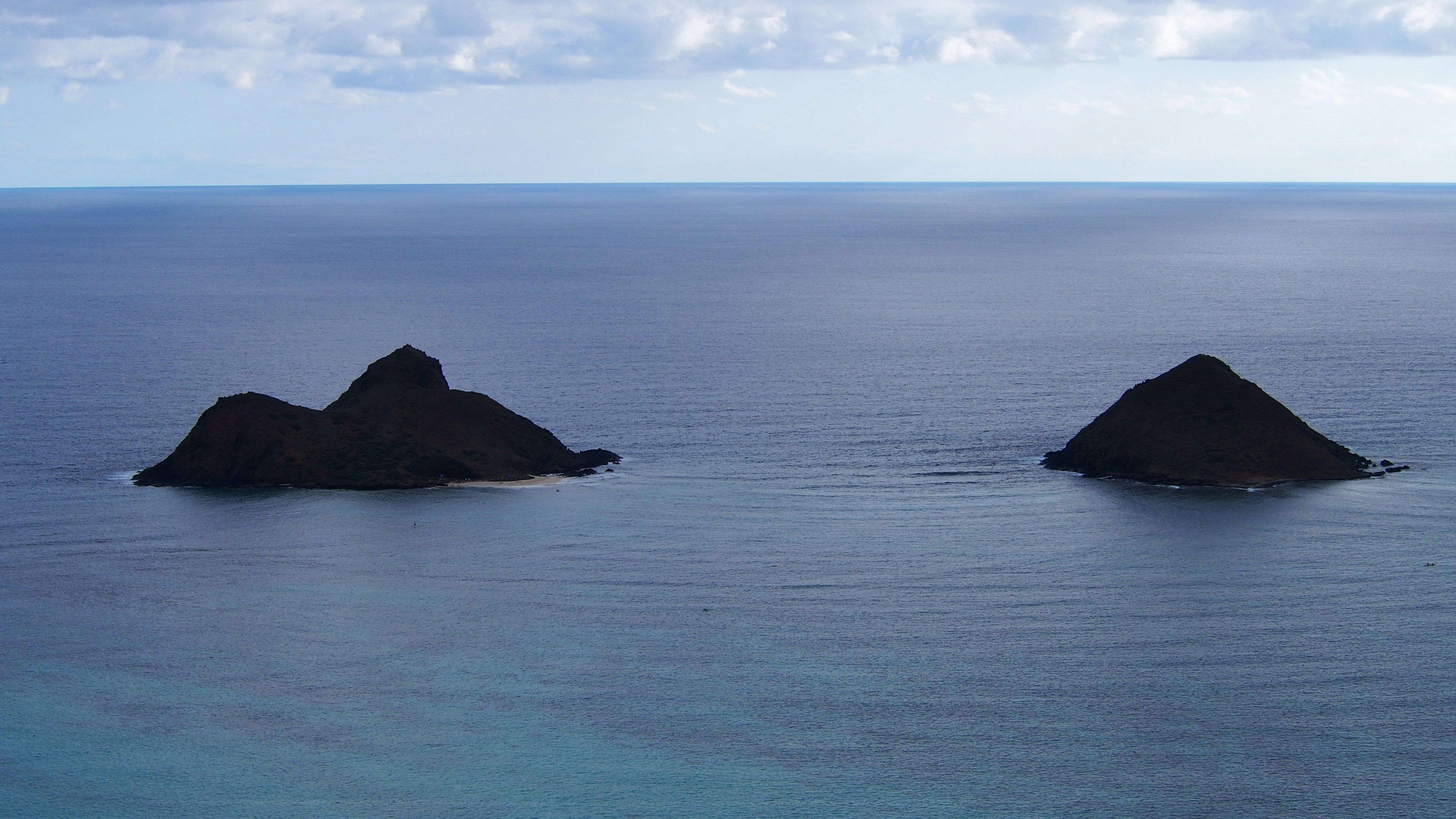 Deux petites îles flottant dans l'océan