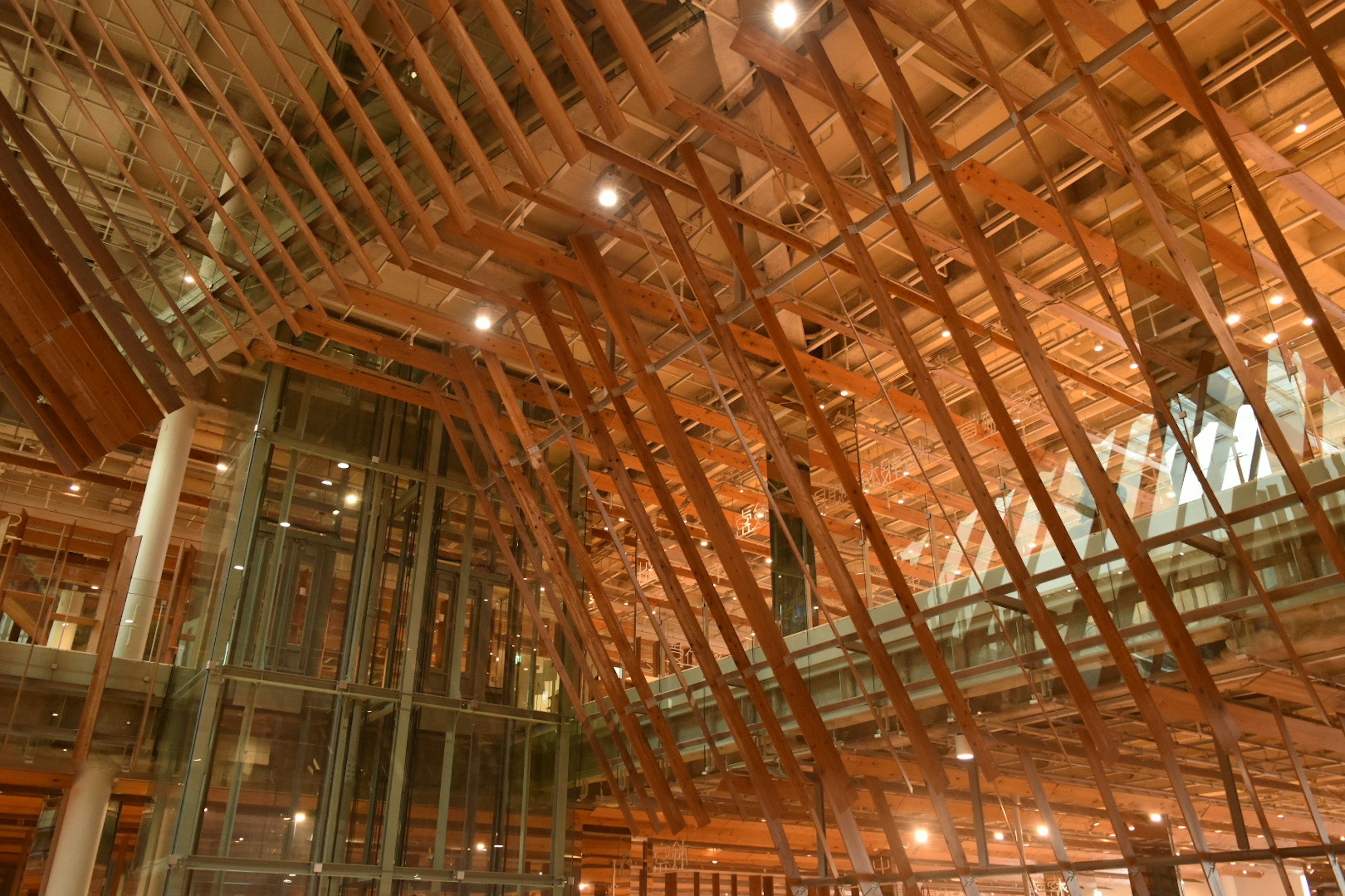 Vue intérieure d'une structure architecturale moderne avec des éléments de design en bois et en verre