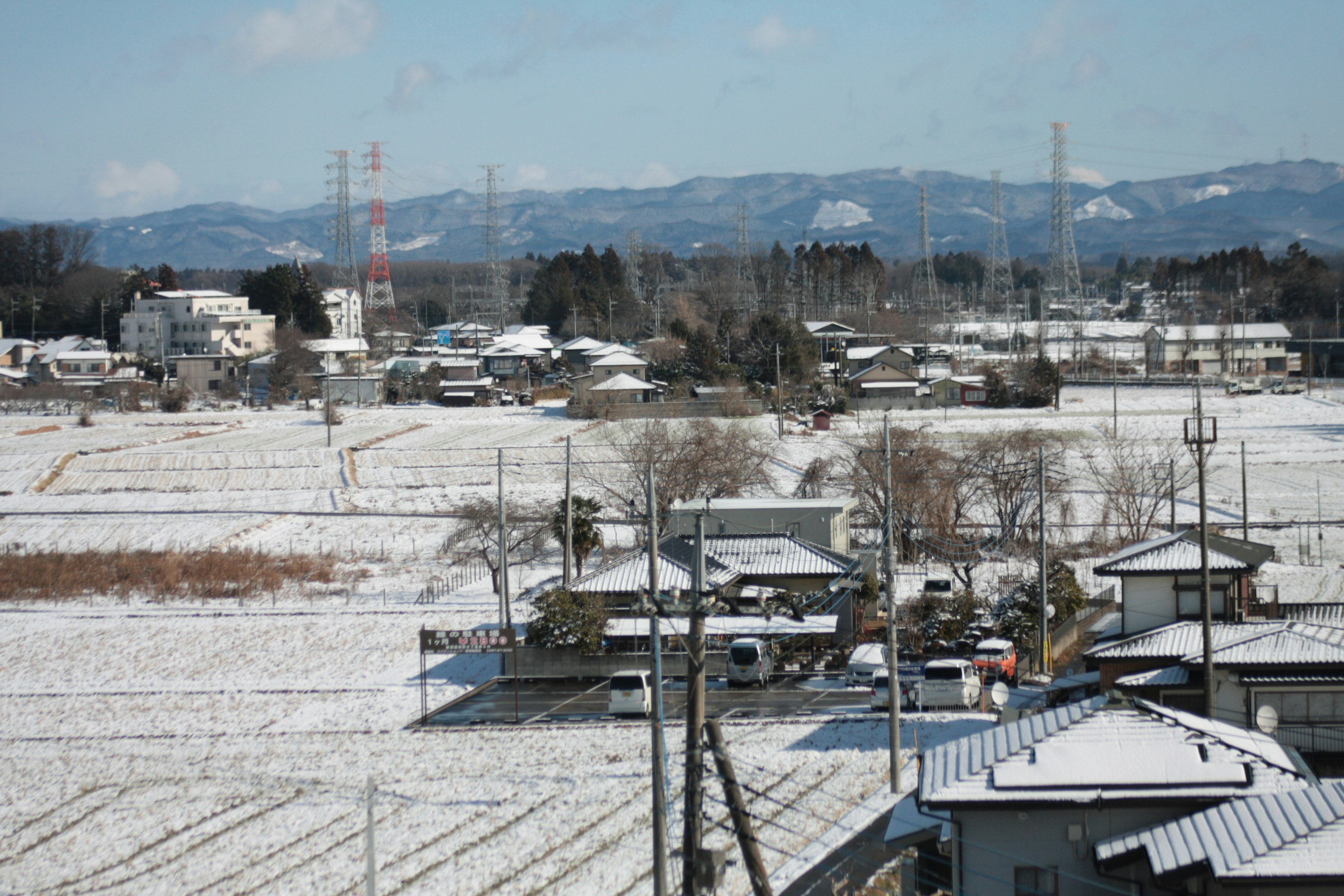 被雪覆盖的乡村风景和远处的山脉