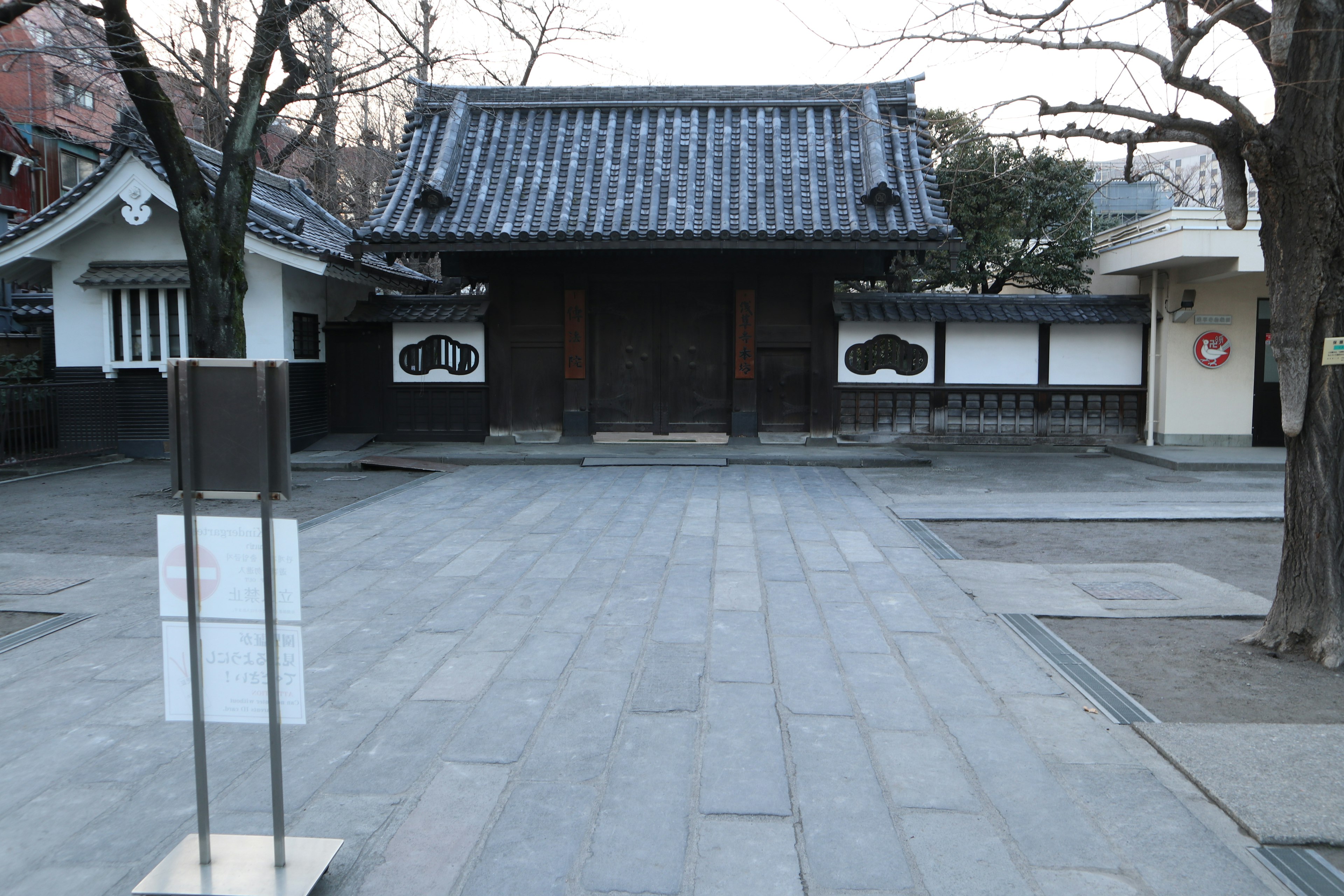 静かな寺院の入り口と石畳の広場