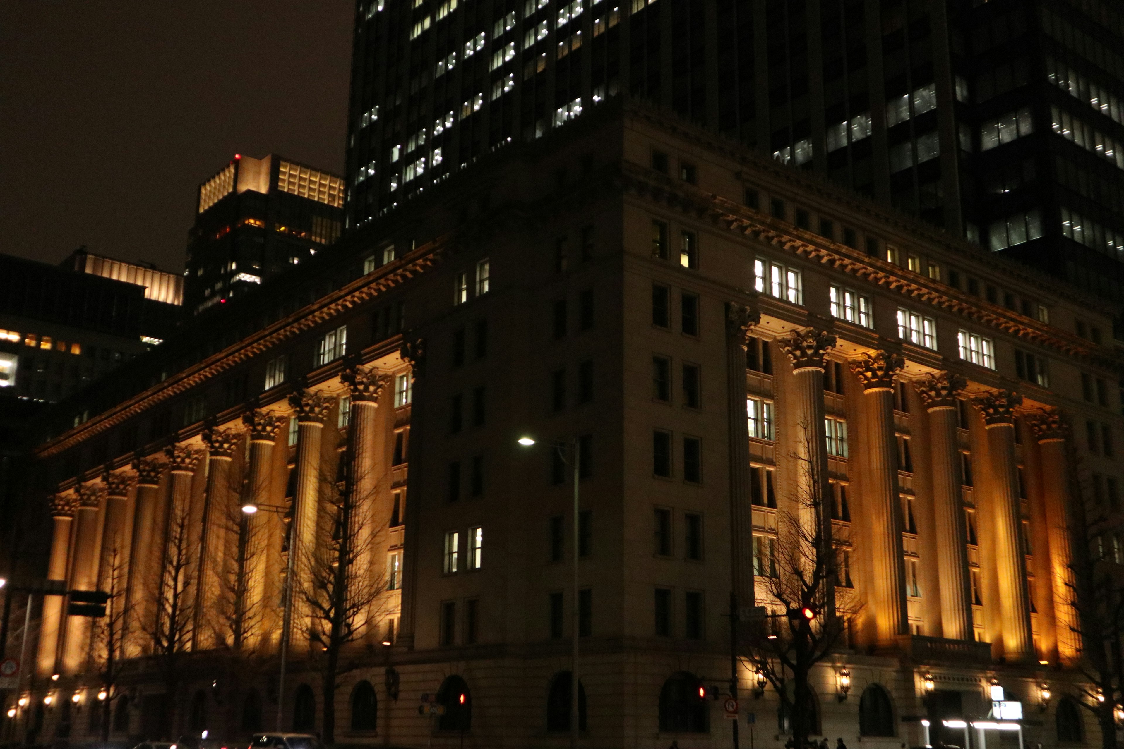 Edificio storico illuminato di notte in un contesto urbano