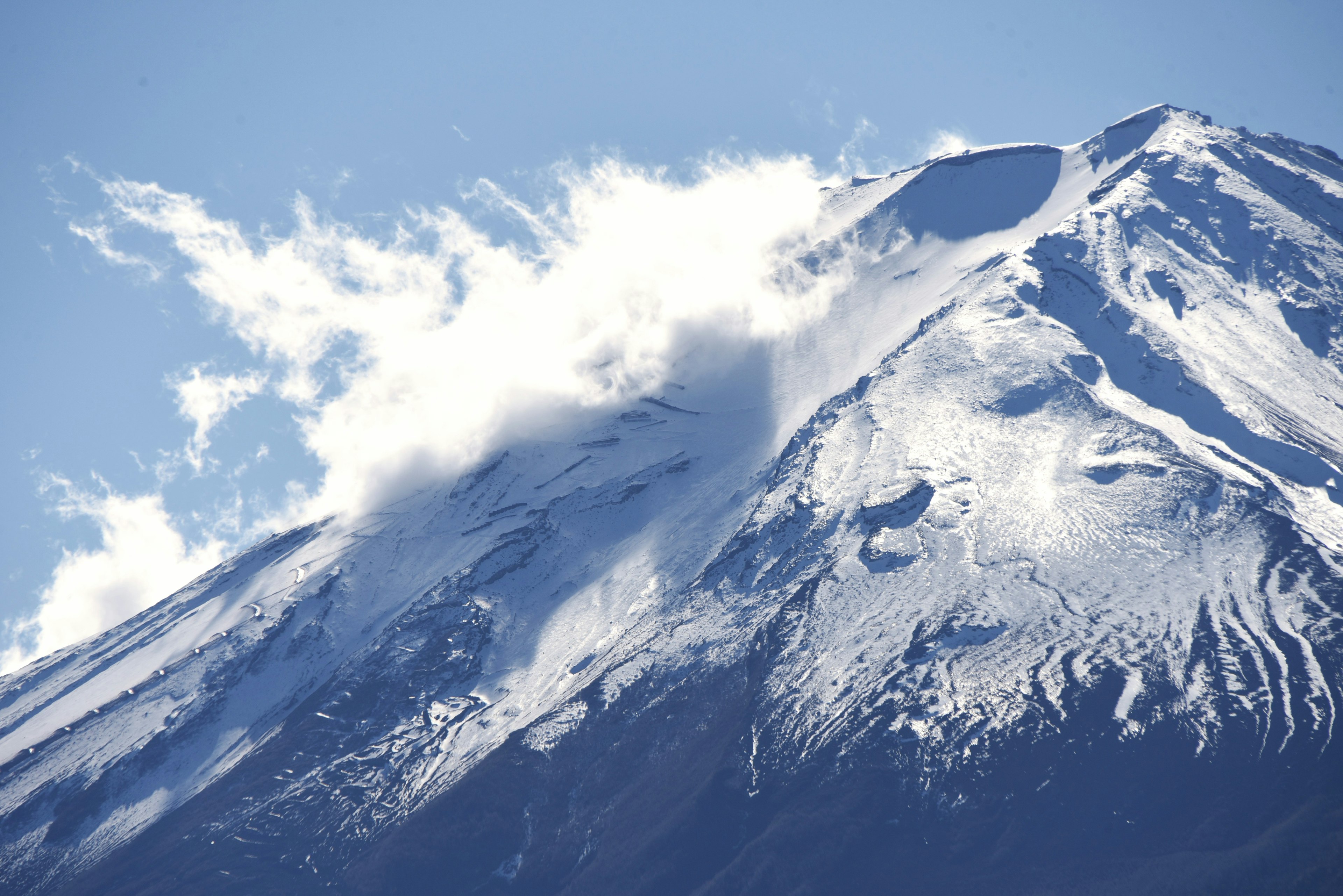 Schöne Landschaft eines schneebedeckten Berggipfels mit Wolken