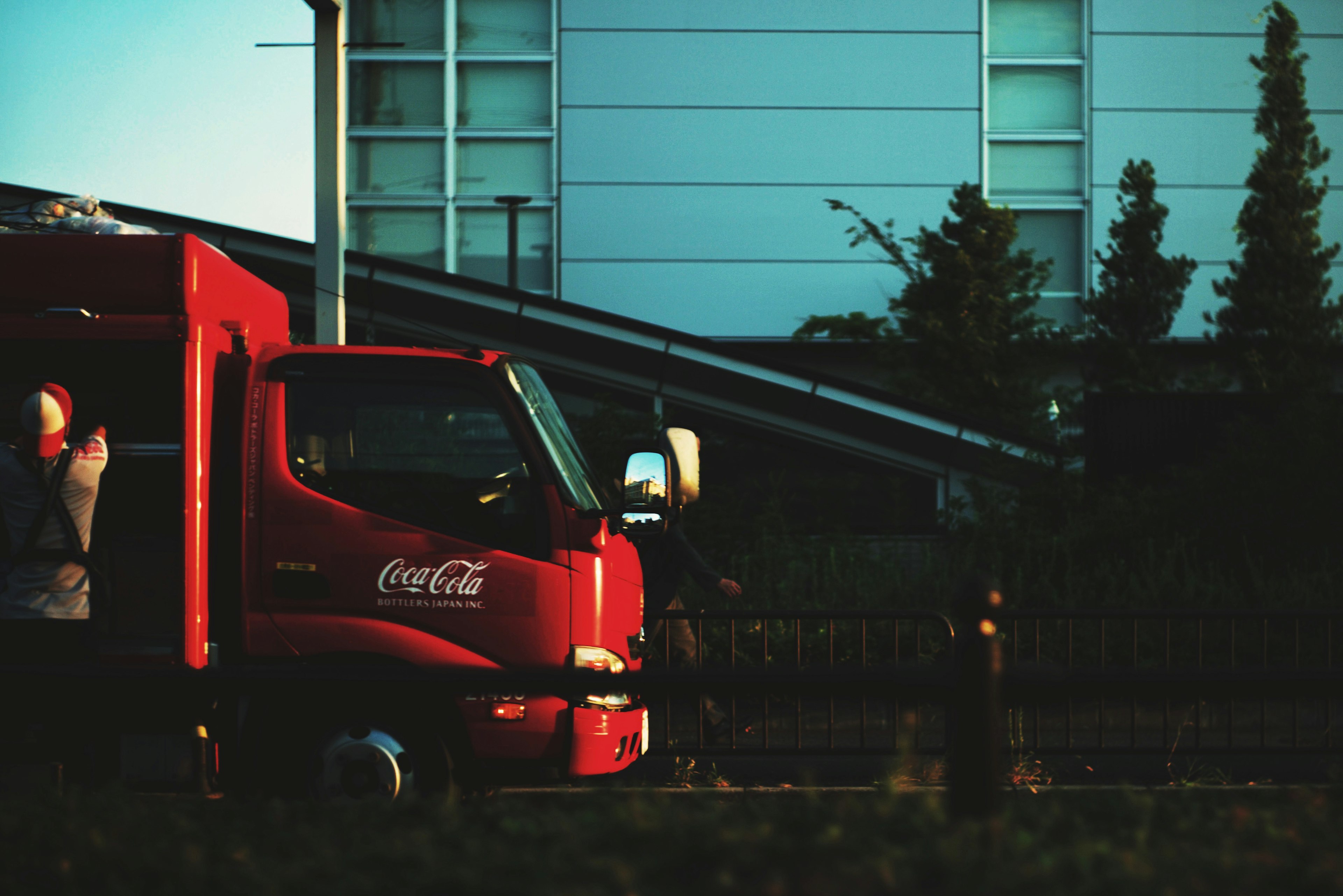 Roter Coca-Cola-Lkw, der vor einer städtischen Kulisse parkt