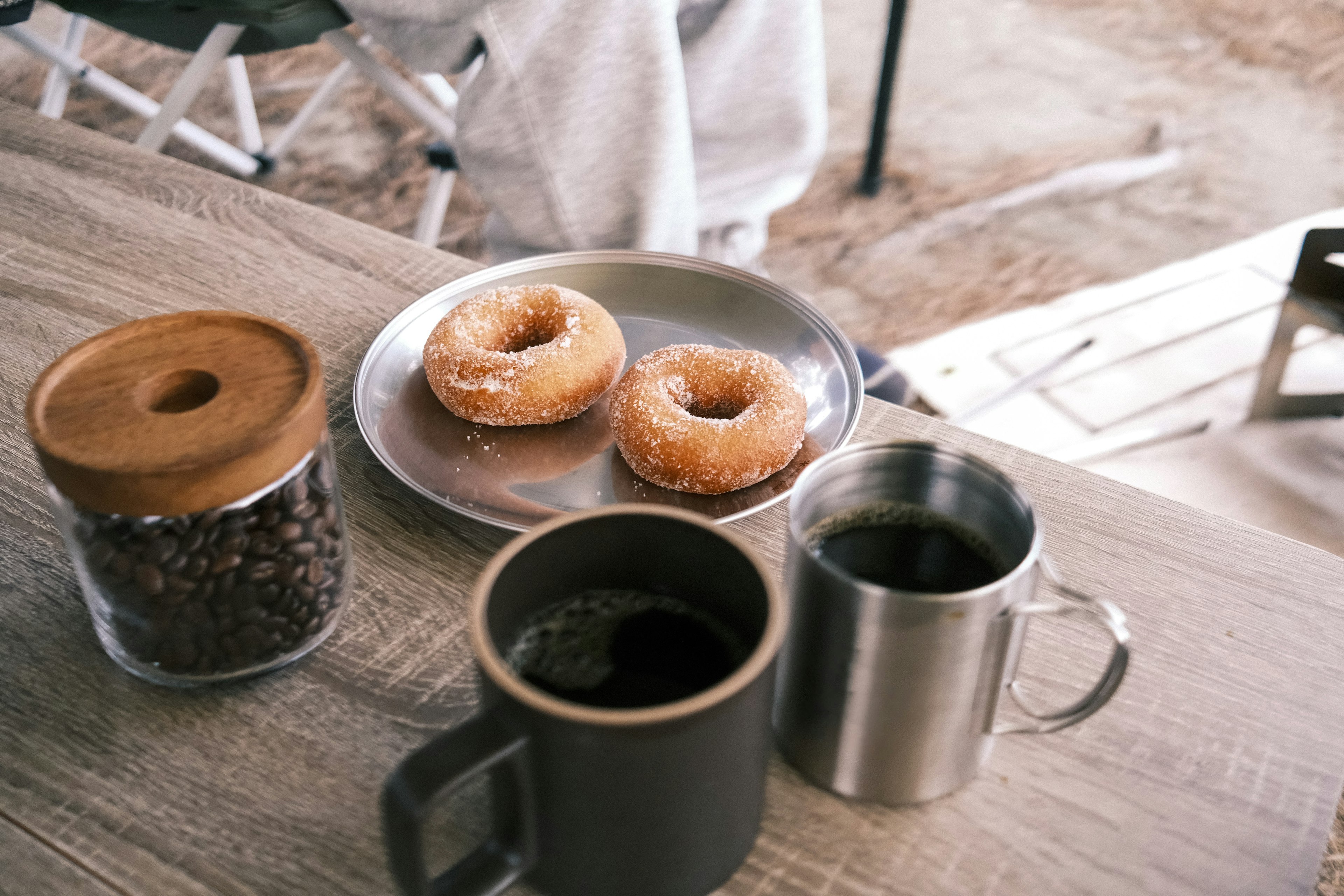 Donuts und Kaffeetassen auf einem Holztisch