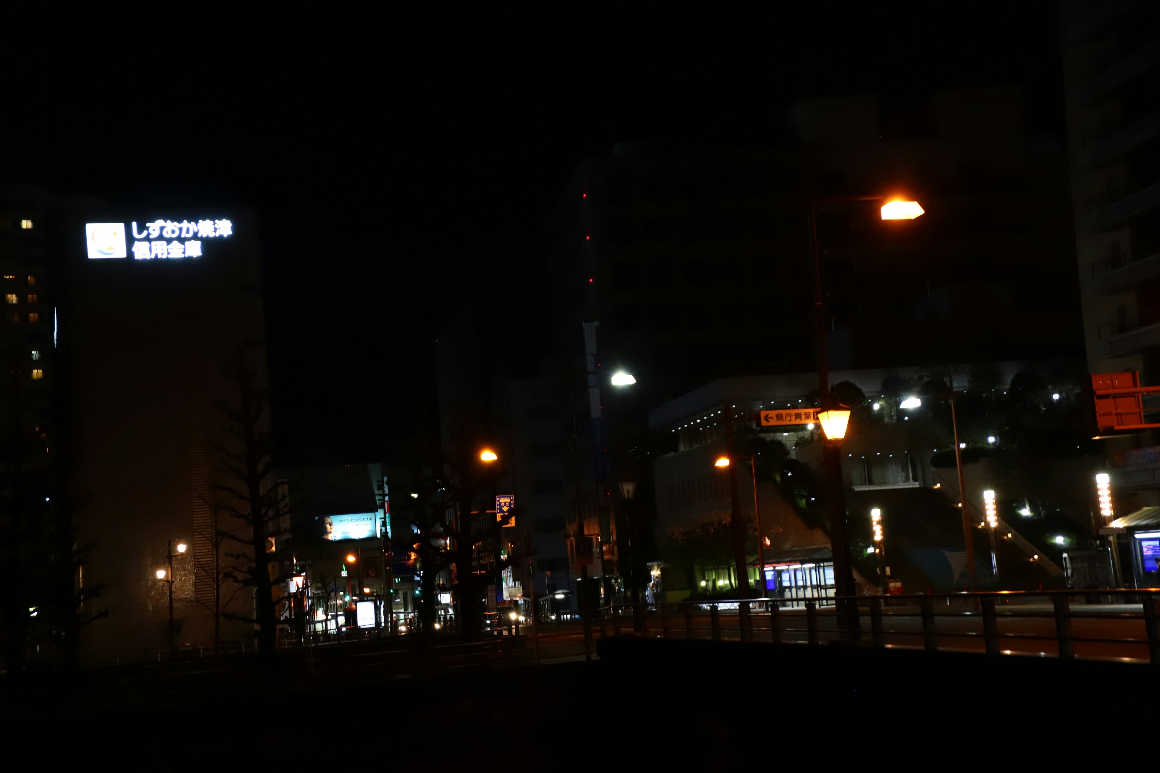 Paisaje urbano nocturno con calles y edificios iluminados