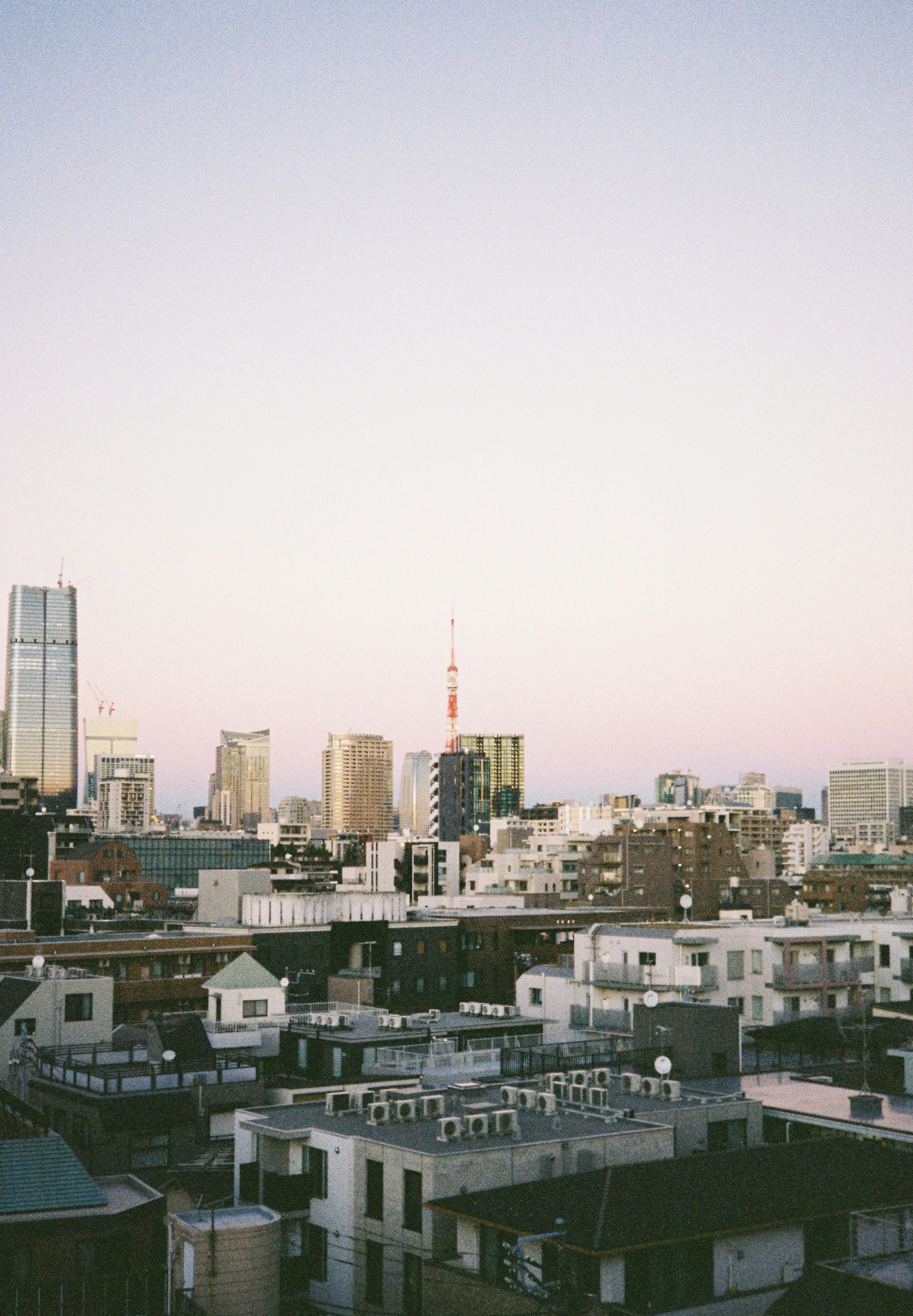 Vue de la skyline de Tokyo au crépuscule avec des bâtiments et la Tour de Tokyo