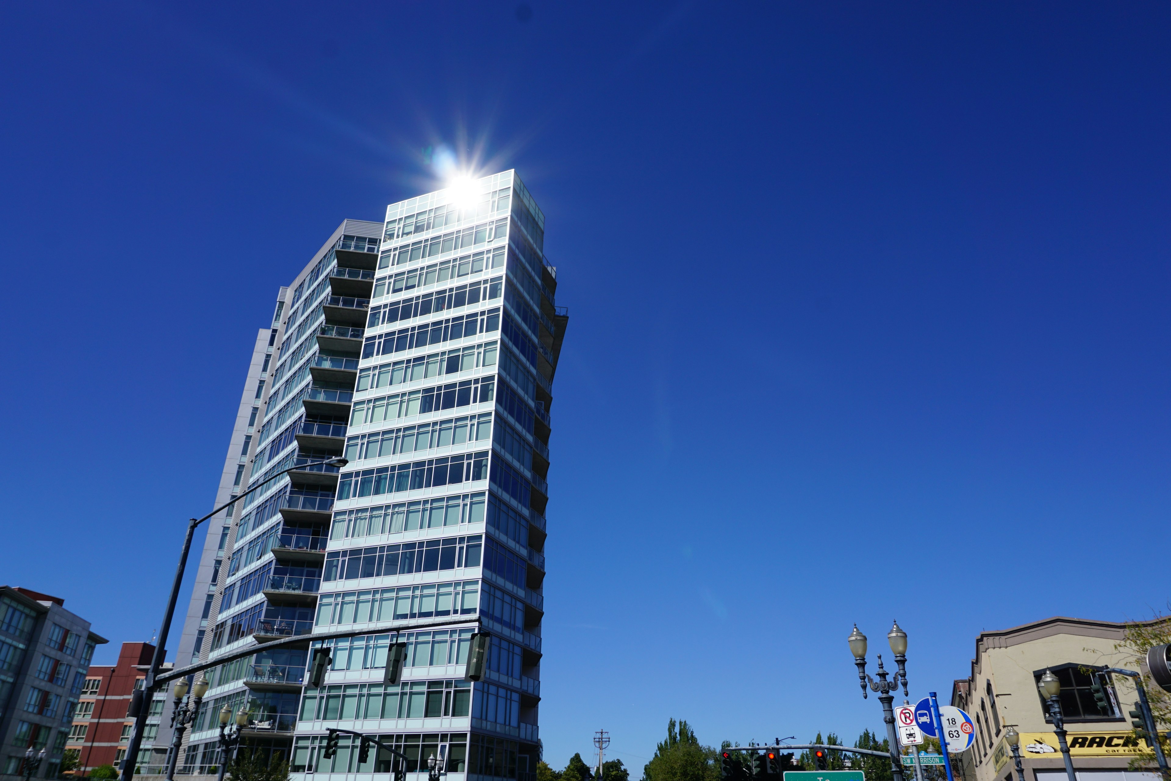 Un edificio moderno che si erge sotto un cielo blu chiaro