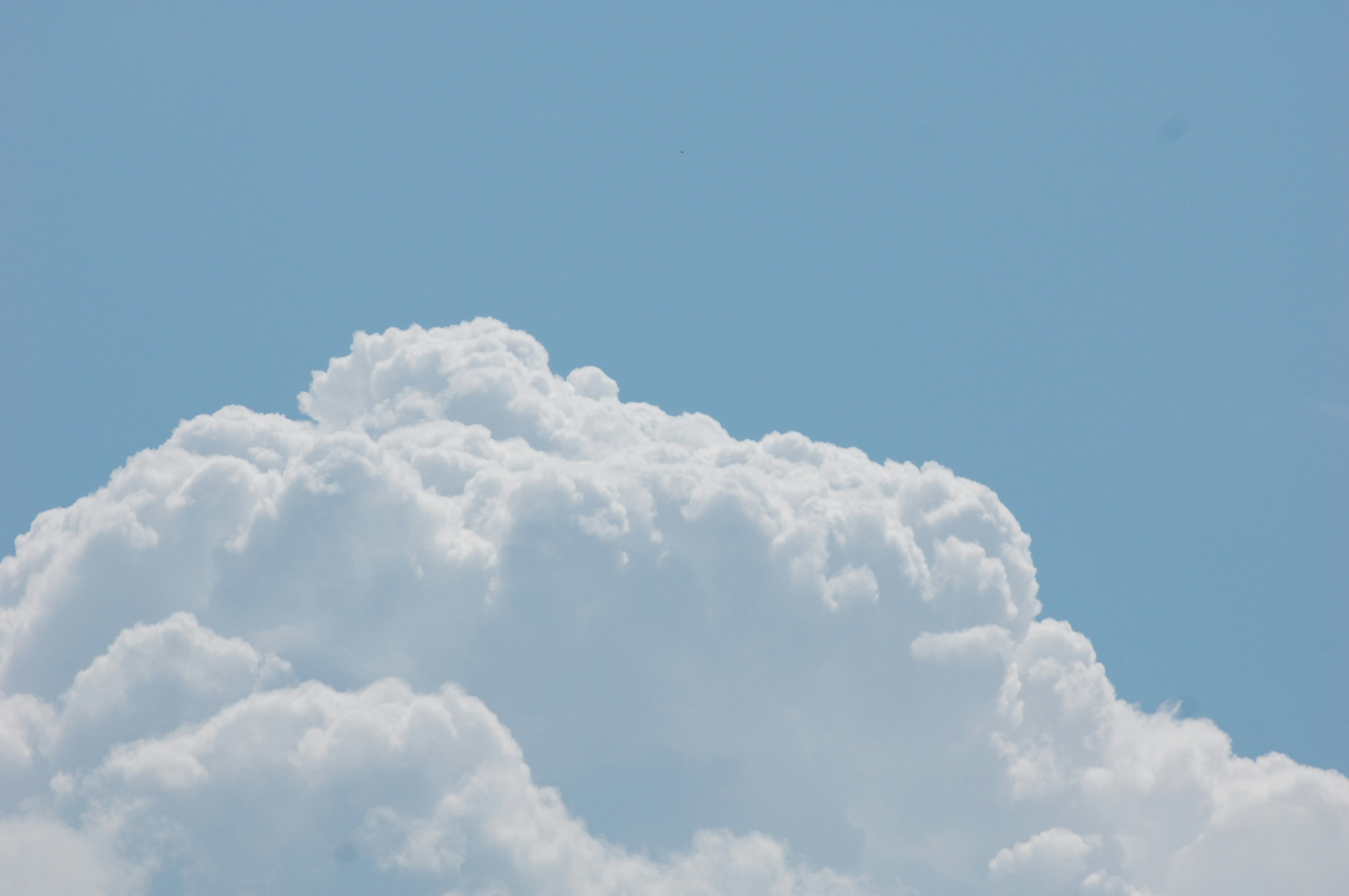 青空に浮かぶ白い雲のクッションのような形