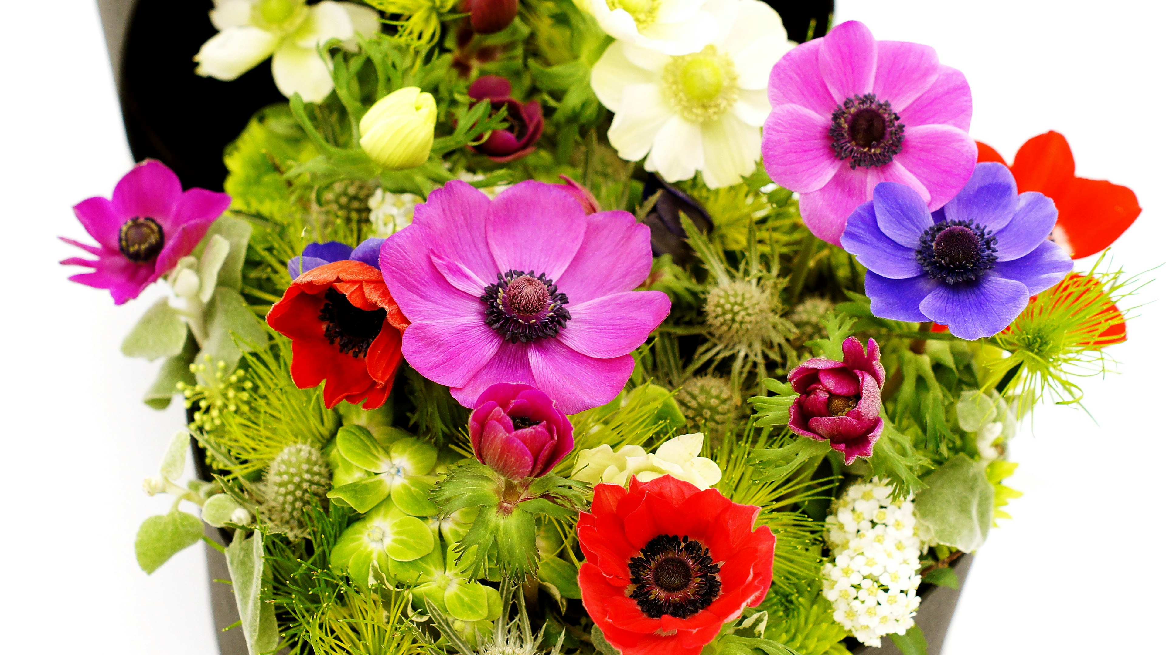 Primo piano di un bouquet vibrante con fiori colorati