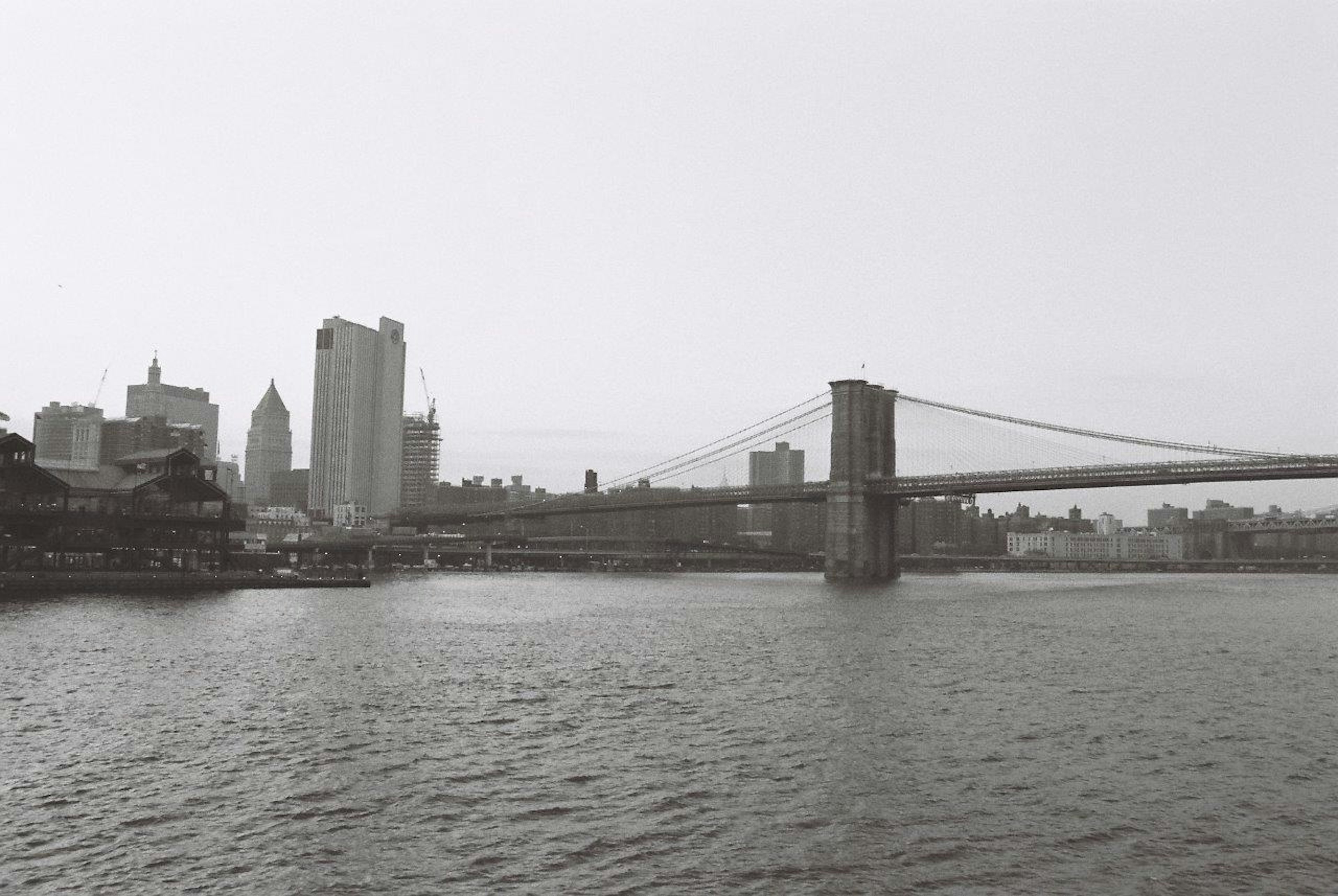 Monochrome Ansicht der Brooklyn-Brücke mit der Skyline von New York