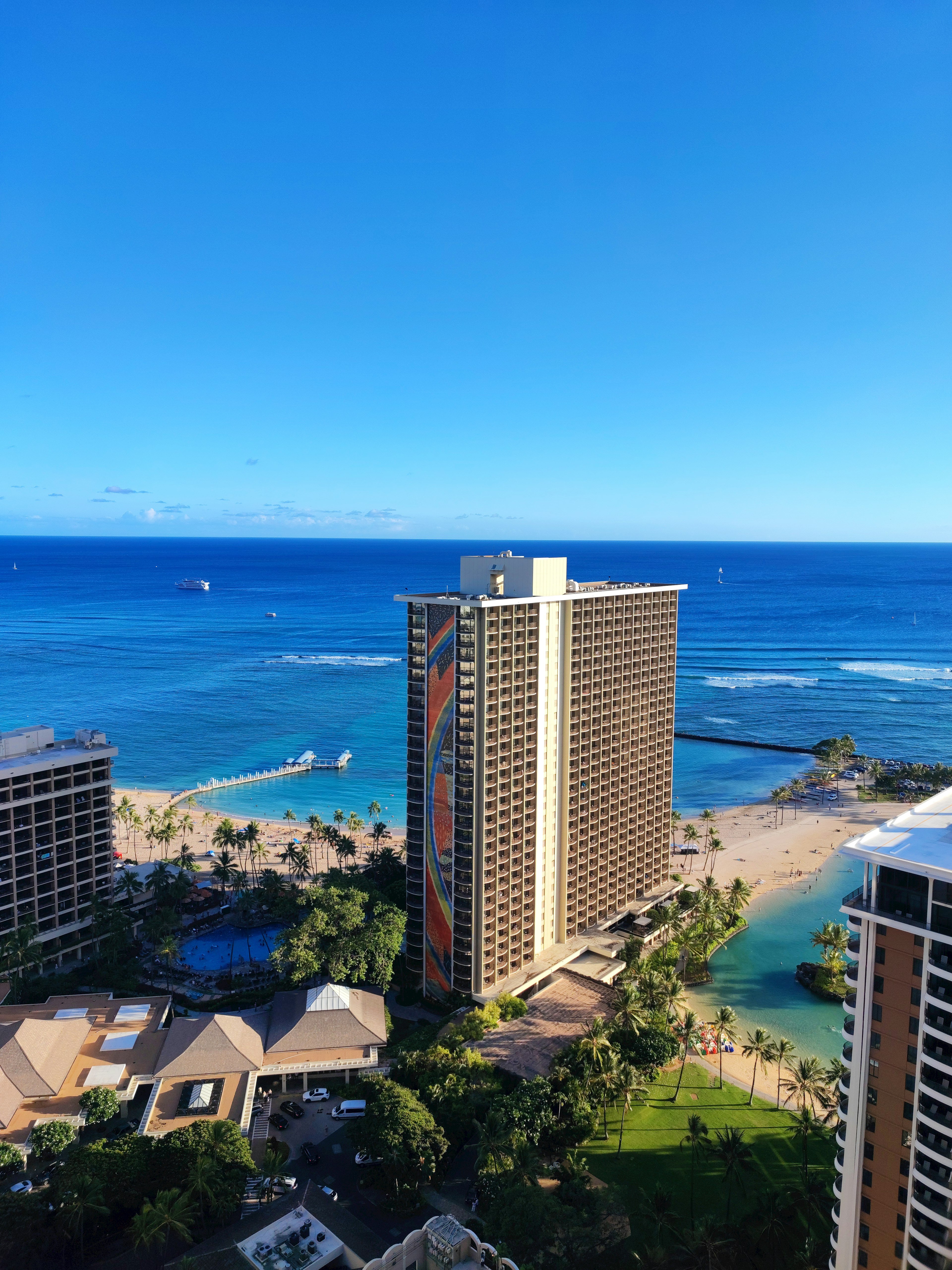 Gedung tinggi dengan pemandangan laut yang indah di resor Hawaii